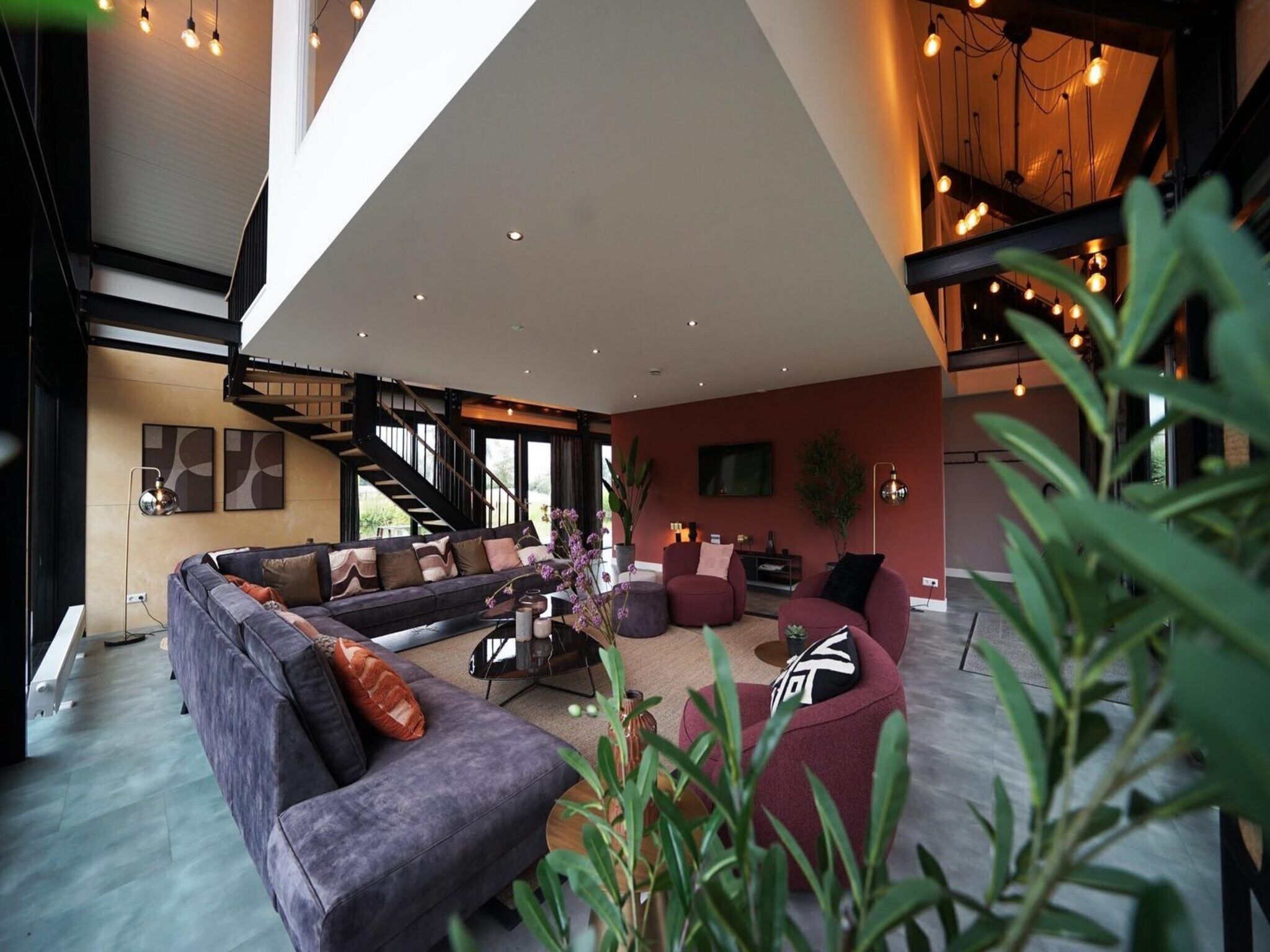De woonkamer van Loft 18 in Nijkerk