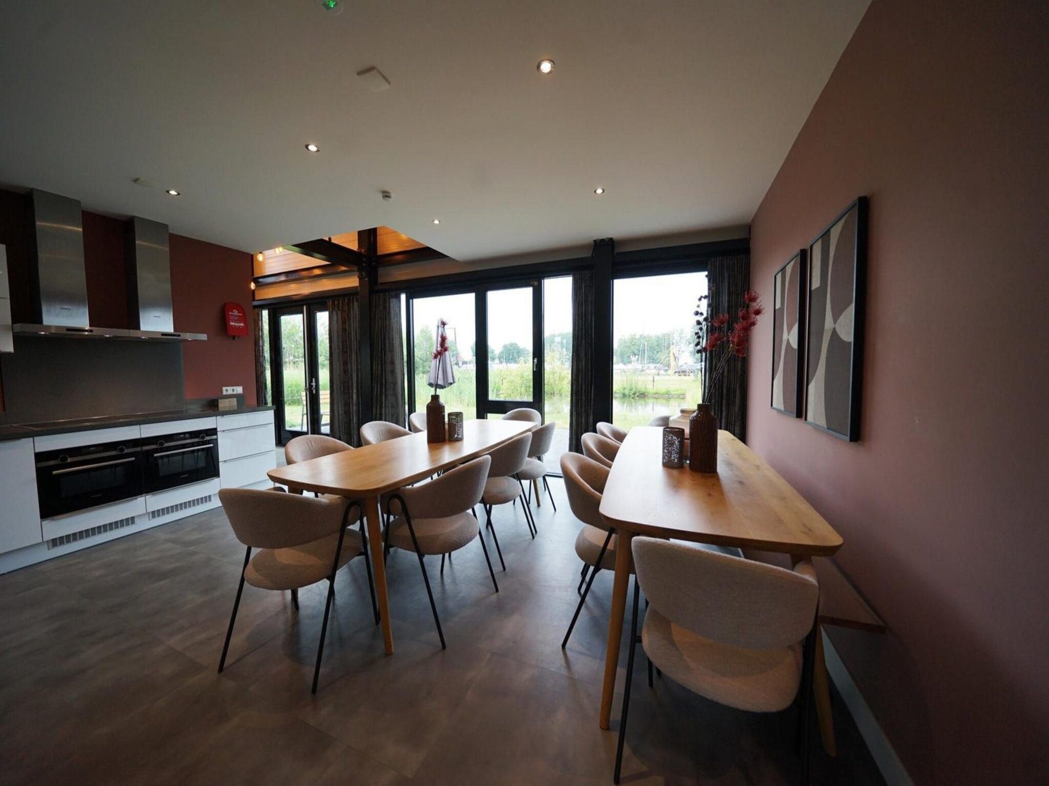 De eetkamer van Loft 18 in Nijkerk