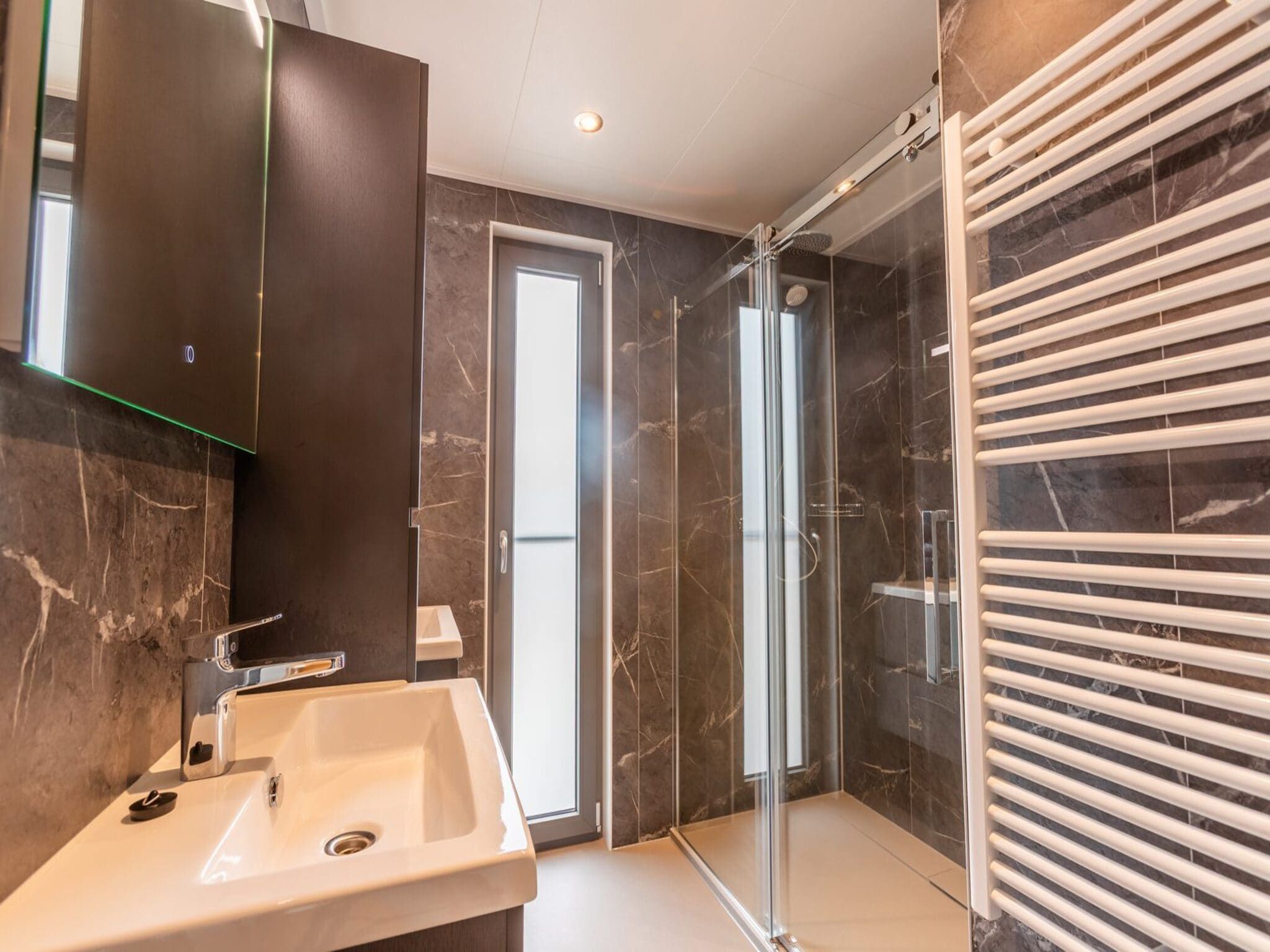 De badkamer van Cube Split Culinair Wellness 6 in Enkhuizen