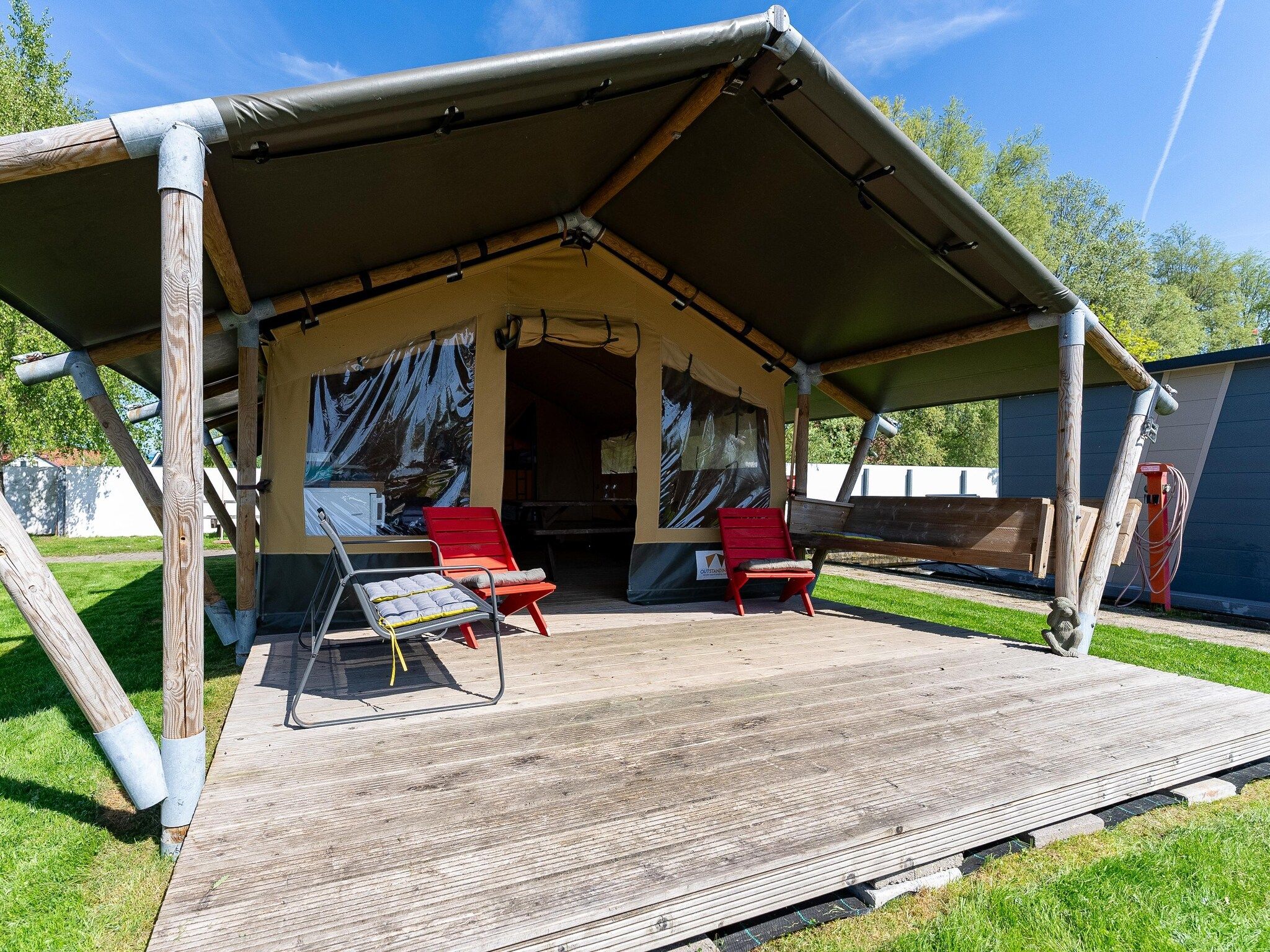 Het terras van Safari tent Heeg 4 persons in Heeg