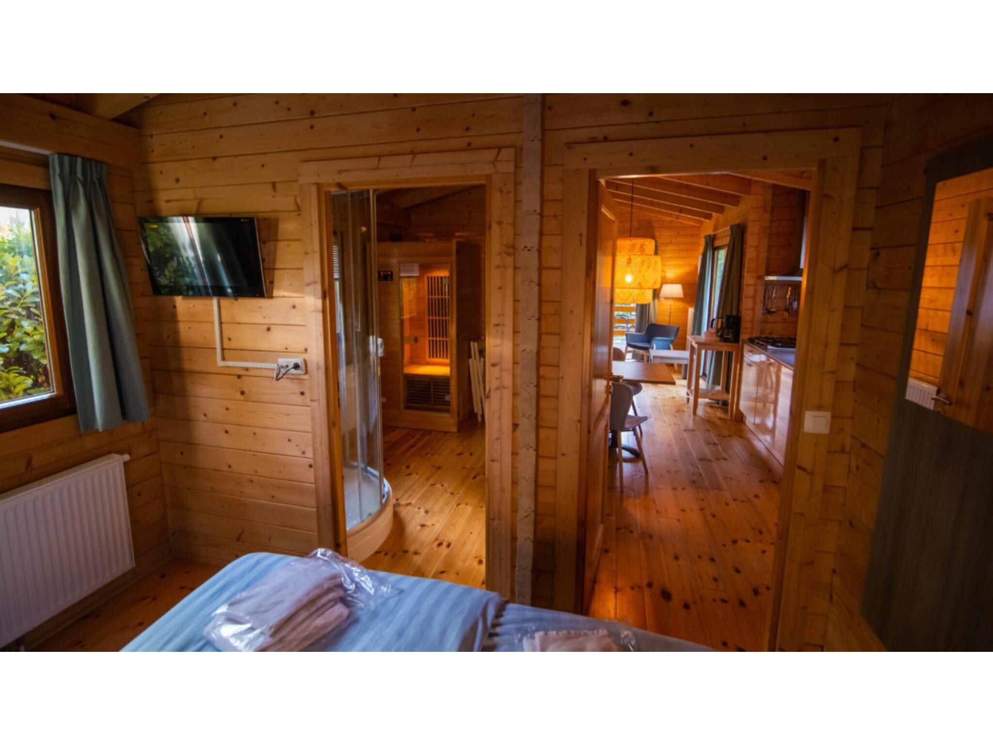 De badkamer van 2-persoons wellness lodge in Markelo