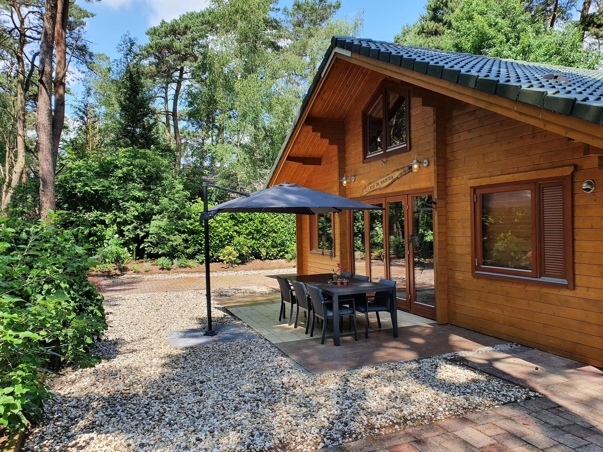 Het terras van 6-persoons luxe bosvilla Casa Madeira in Markelo