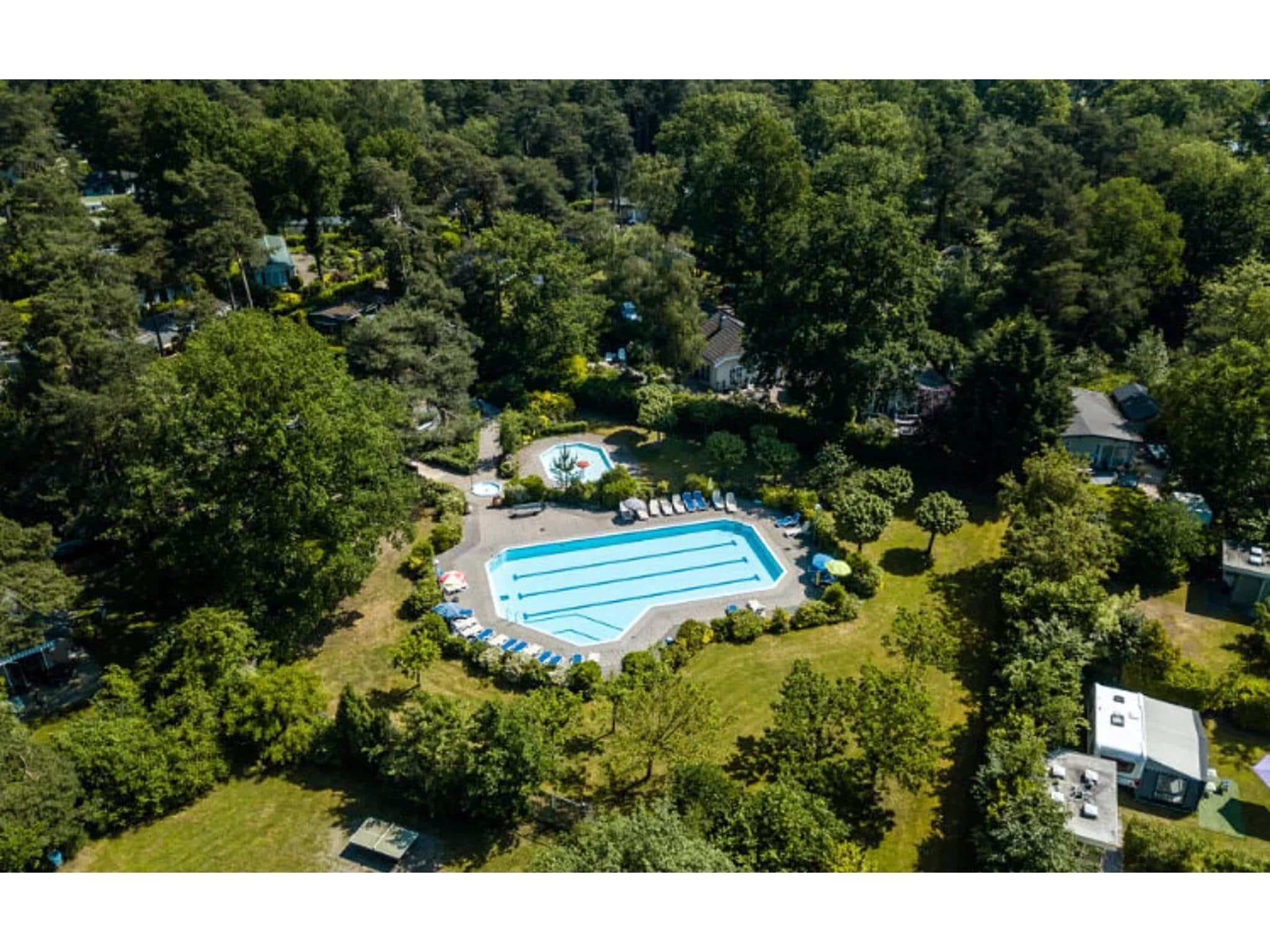 Parkfaciliteiten bij 6-persoons luxe bosvilla Casa Madeira in Markelo