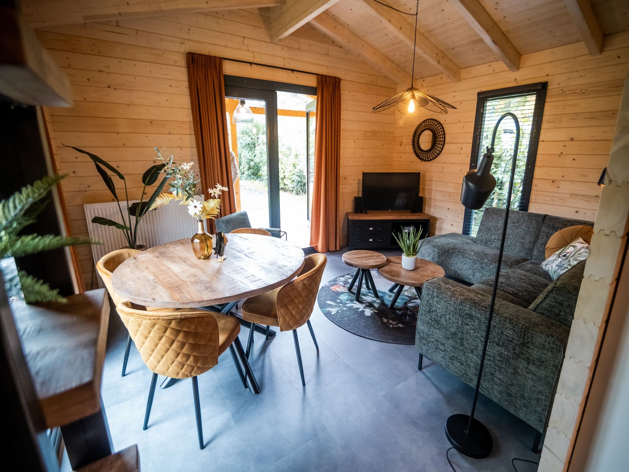 De woonkamer van 4-persoons wellness lodge in Markelo