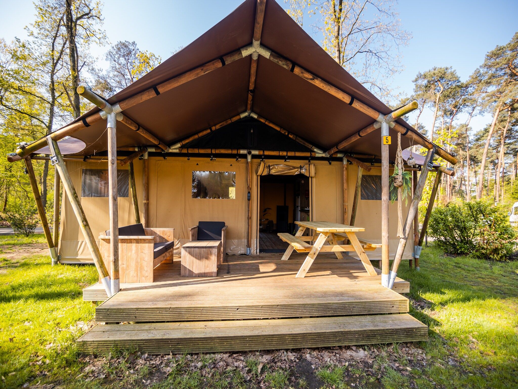 Het terras van 6 persoons Luxe Safaritent in Markelo