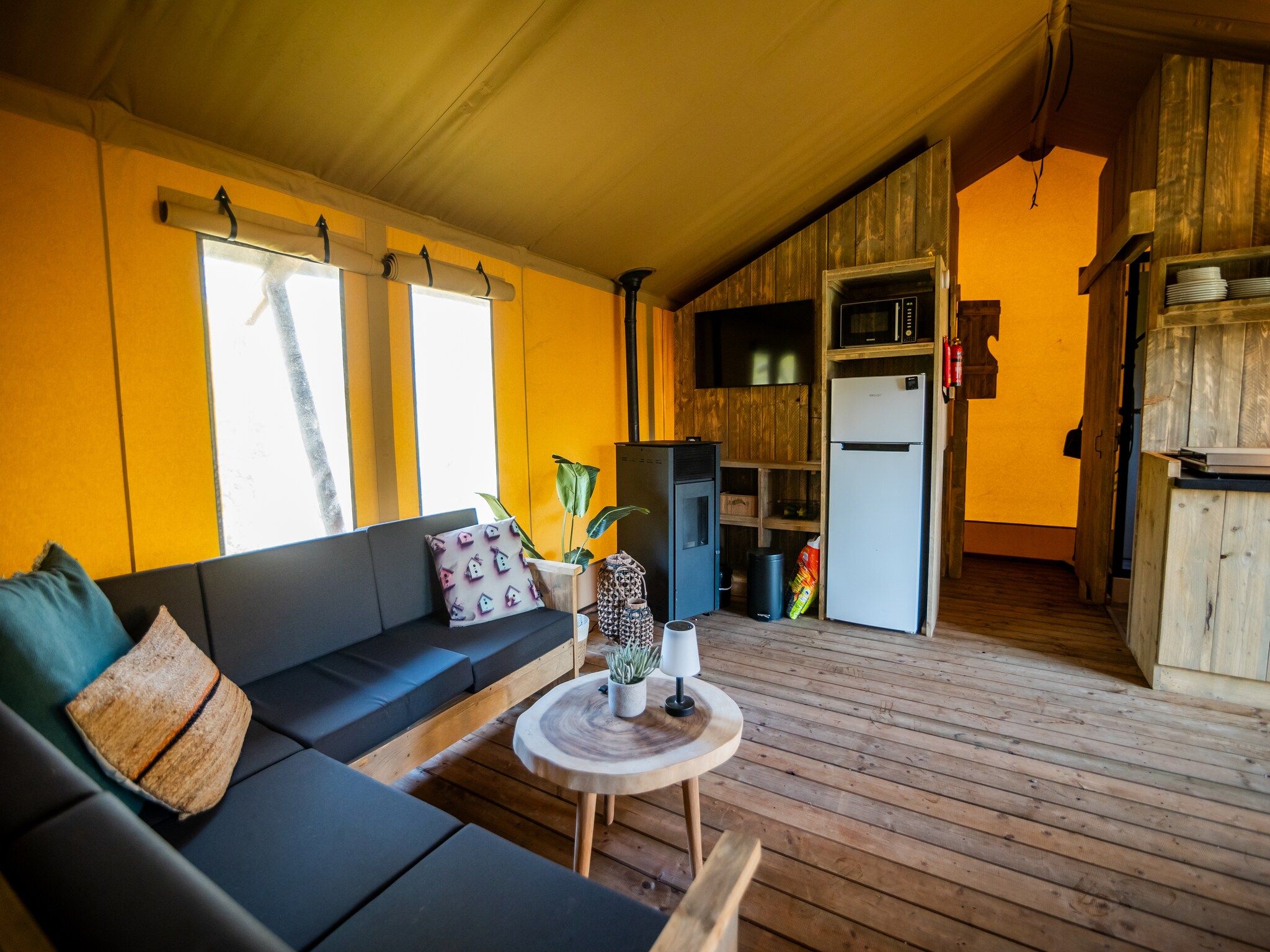De woonkamer van 6 persoons Luxe Safaritent in Markelo