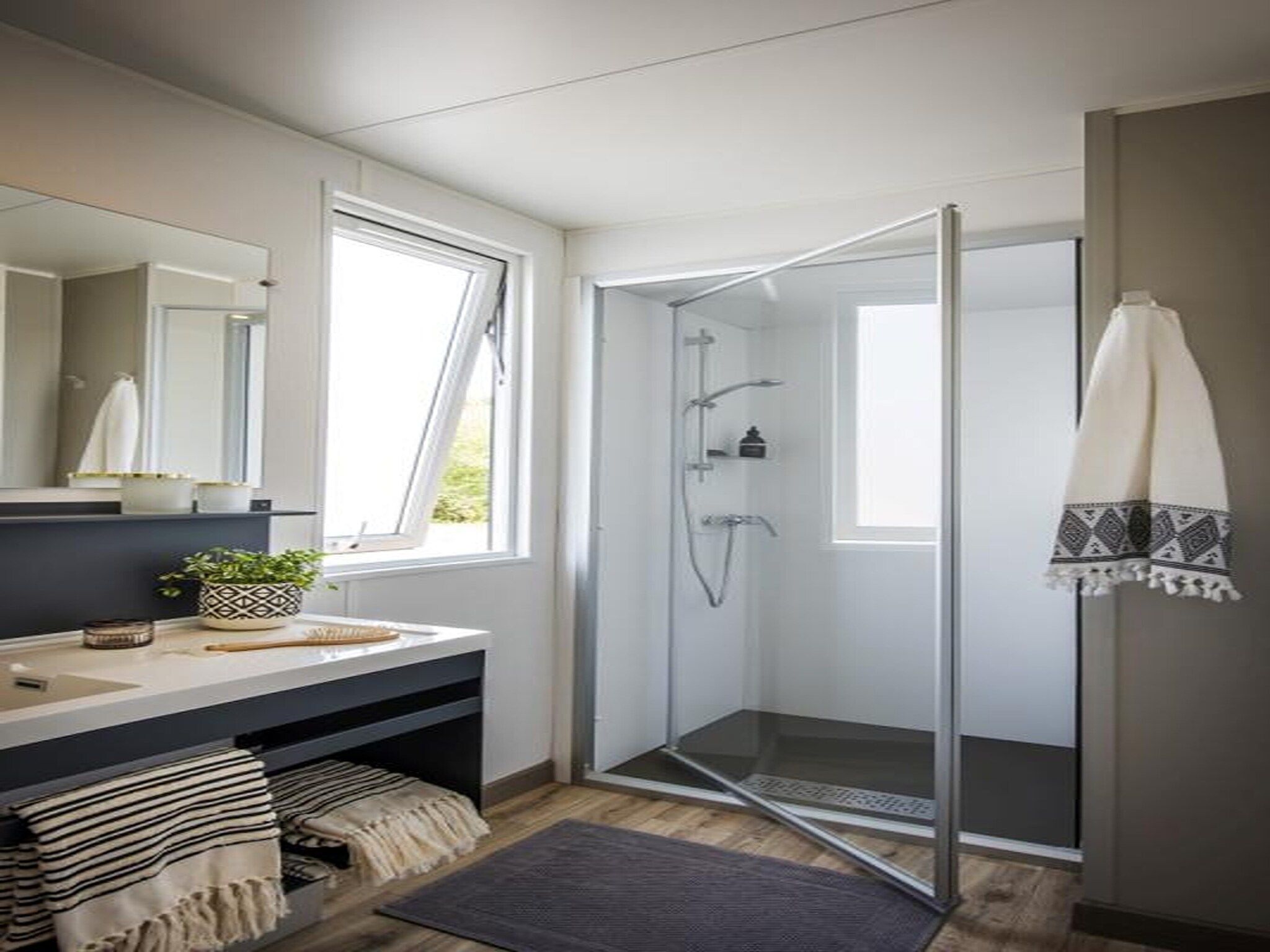 De badkamer van Terraslodge 2 in Heeg
