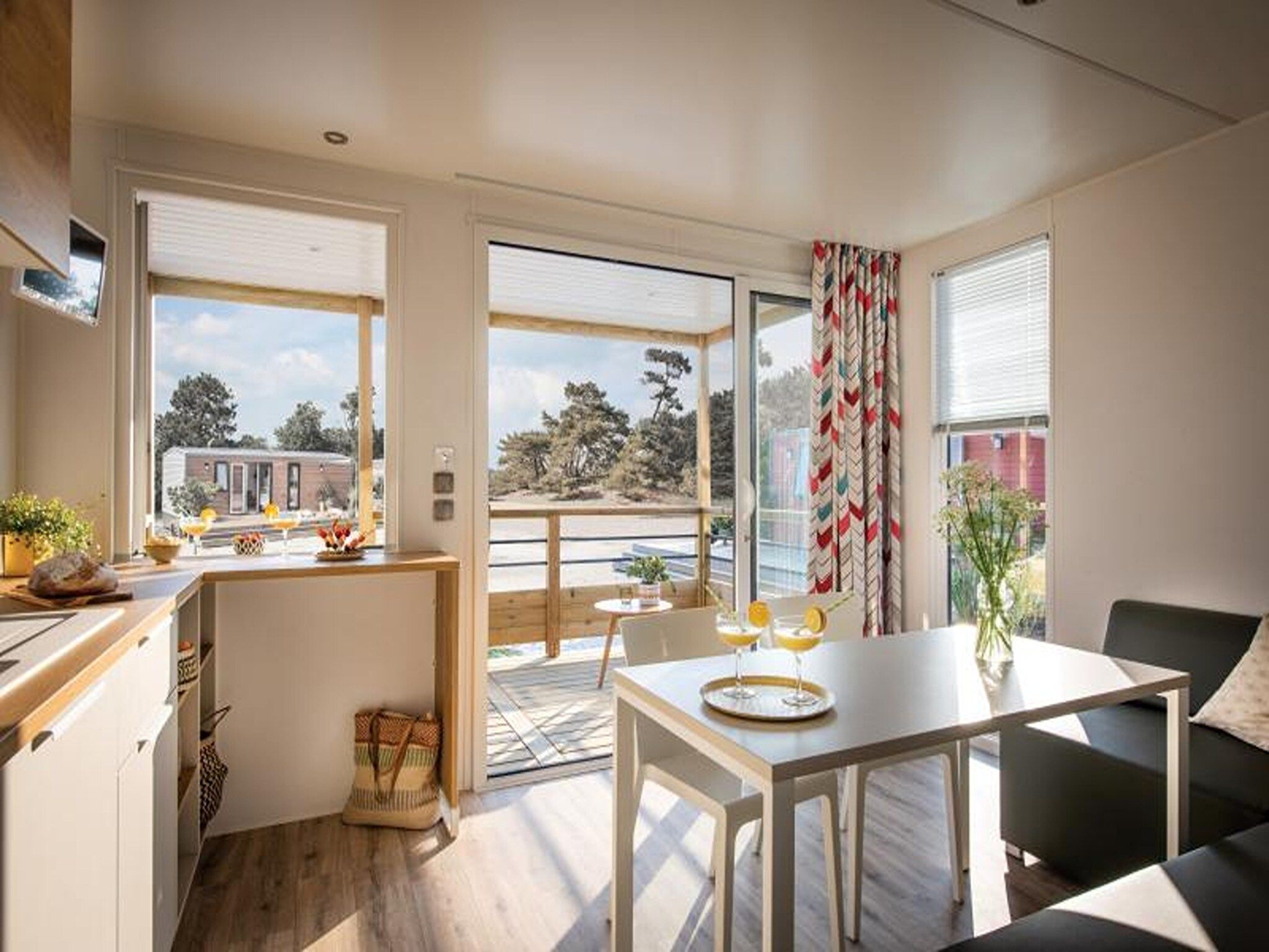 De woonkamer van Terraslodge 2 in Heeg