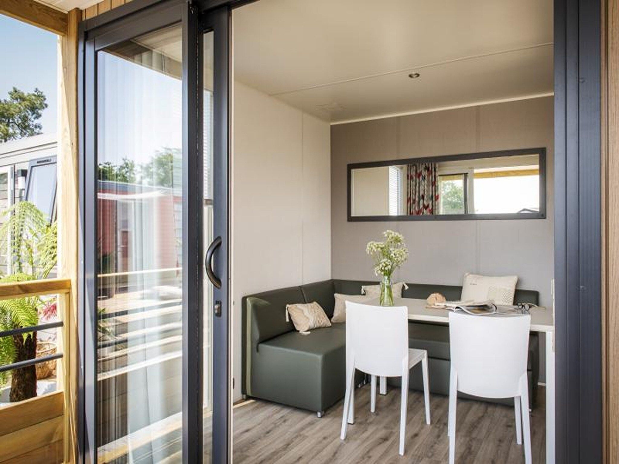 De woonkamer van Terraslodge 2 in Heeg