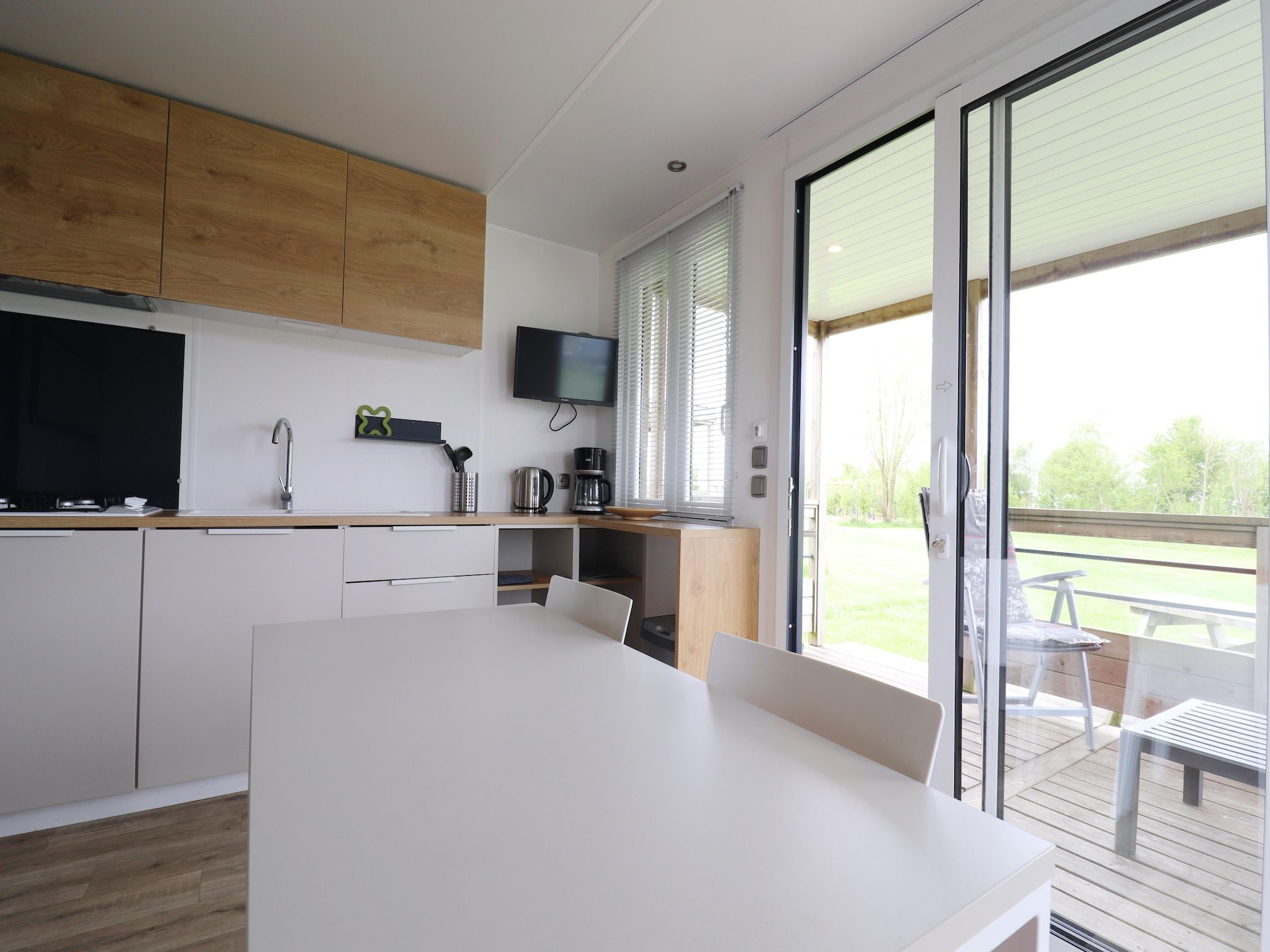 De woonkamer van Terraslodge 2 in Heeg