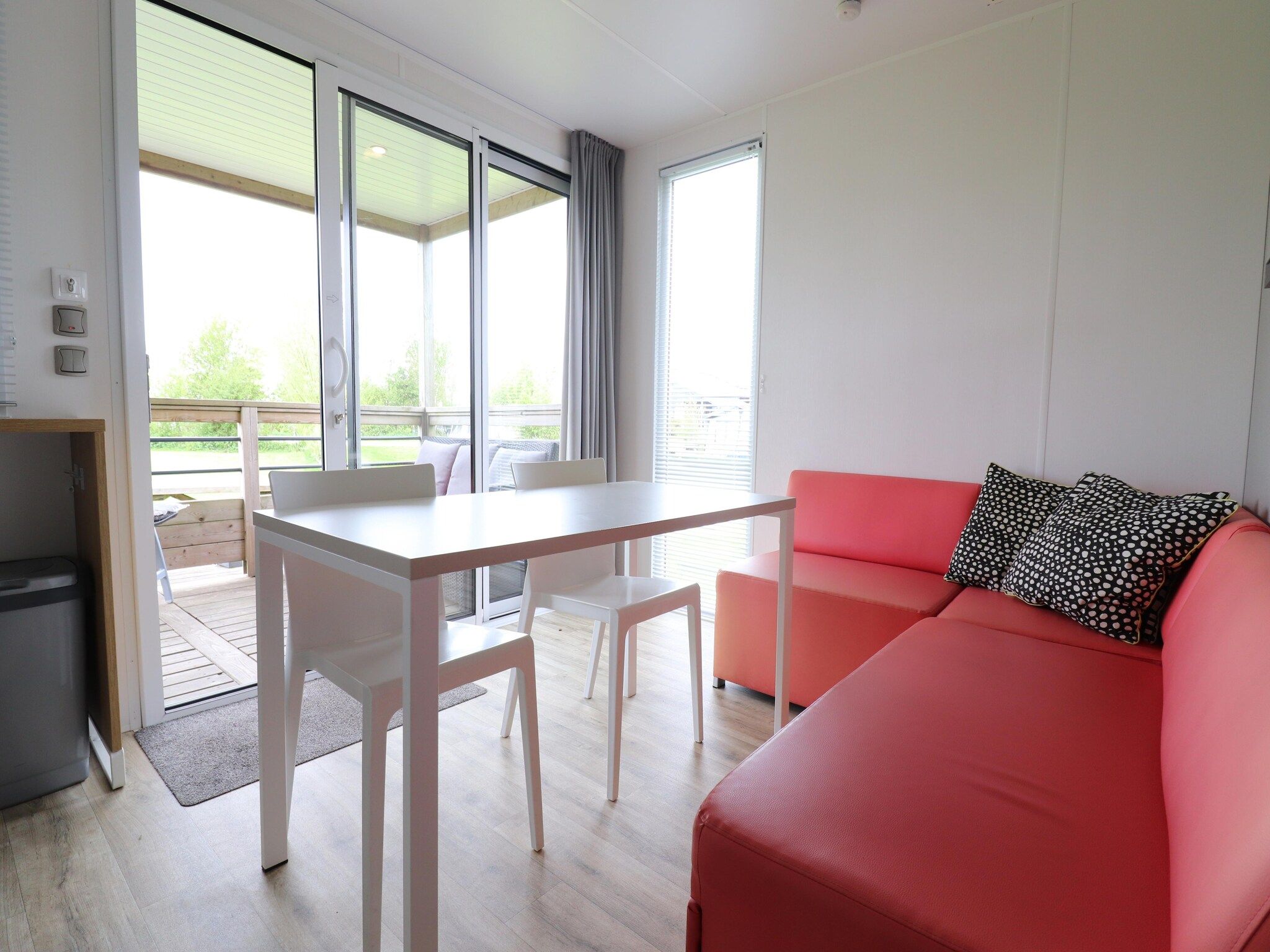 De eetkamer van Terraslodge 2 in Heeg