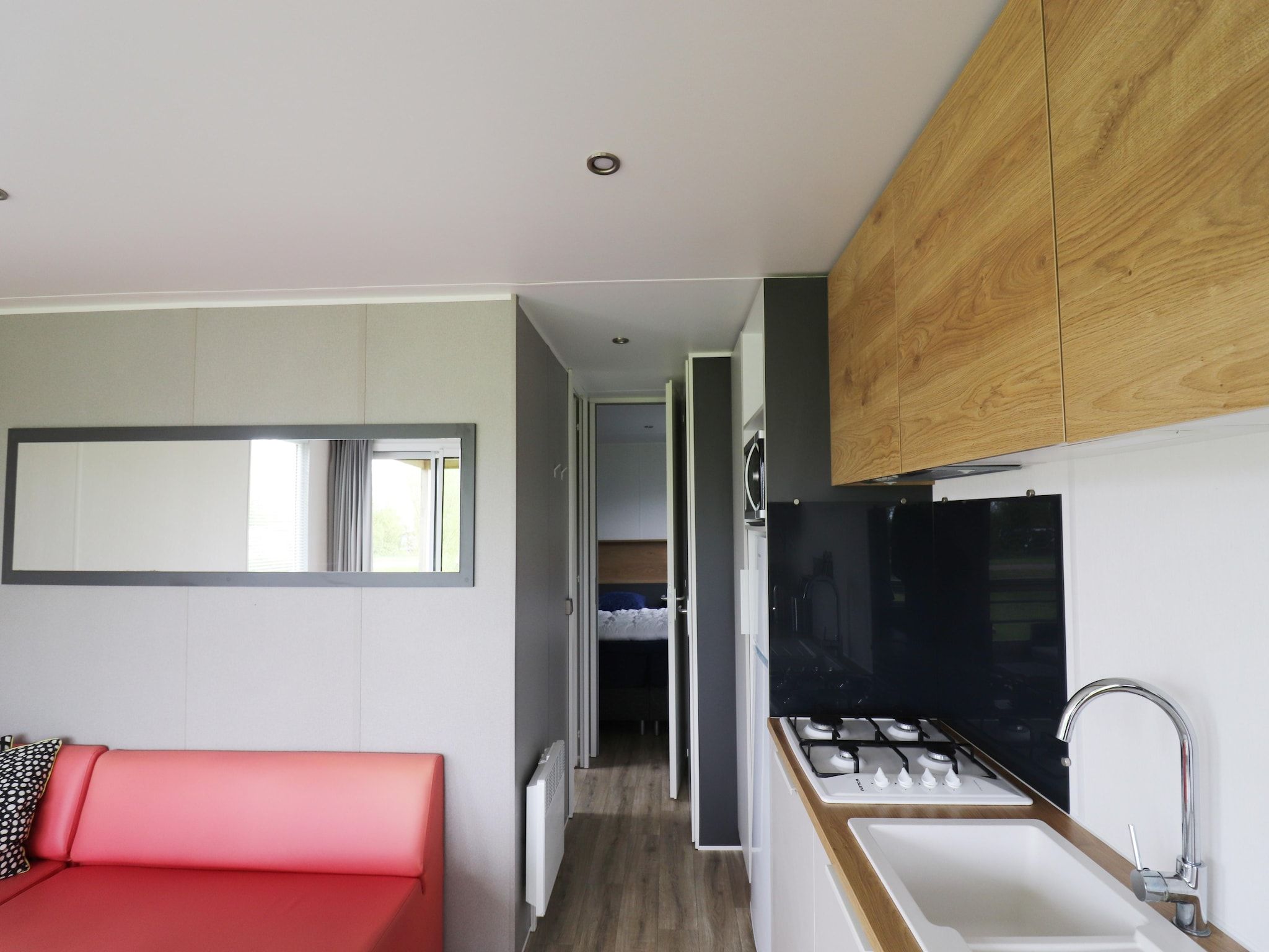 De woonkamer van Terraslodge 2 in Heeg