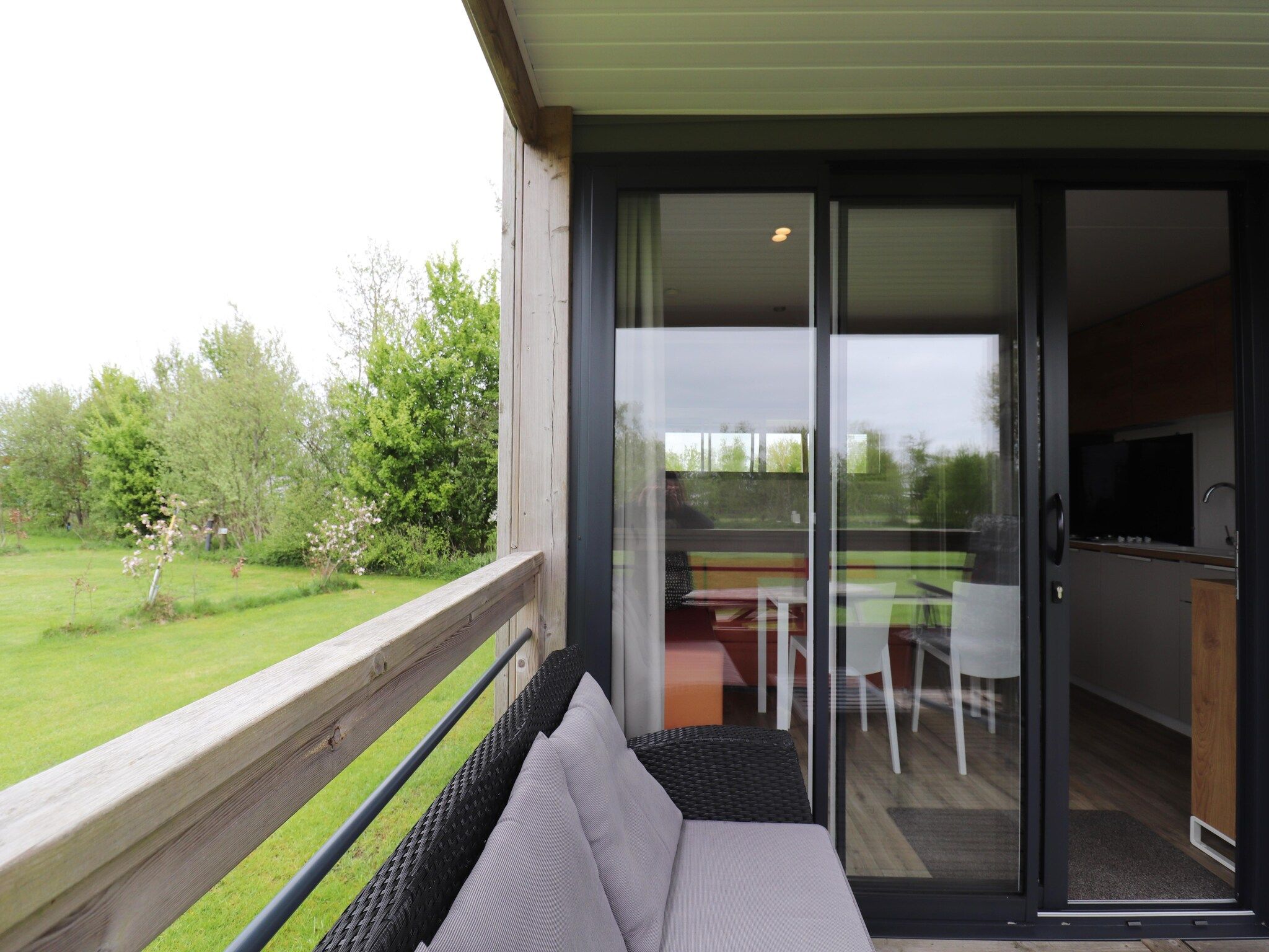 Het terras van Terraslodge 2 in Heeg