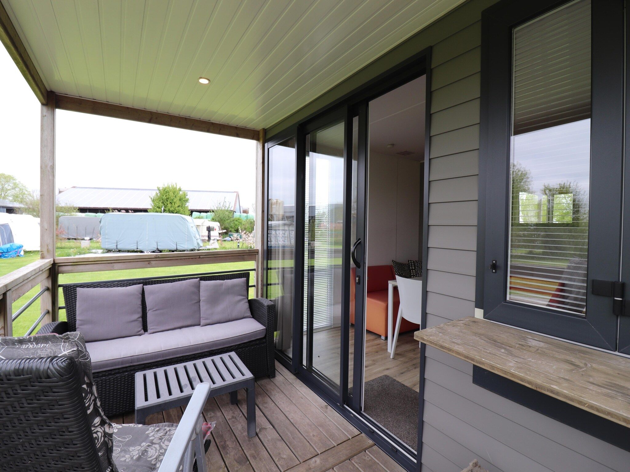 Het terras van Terraslodge 2 in Heeg