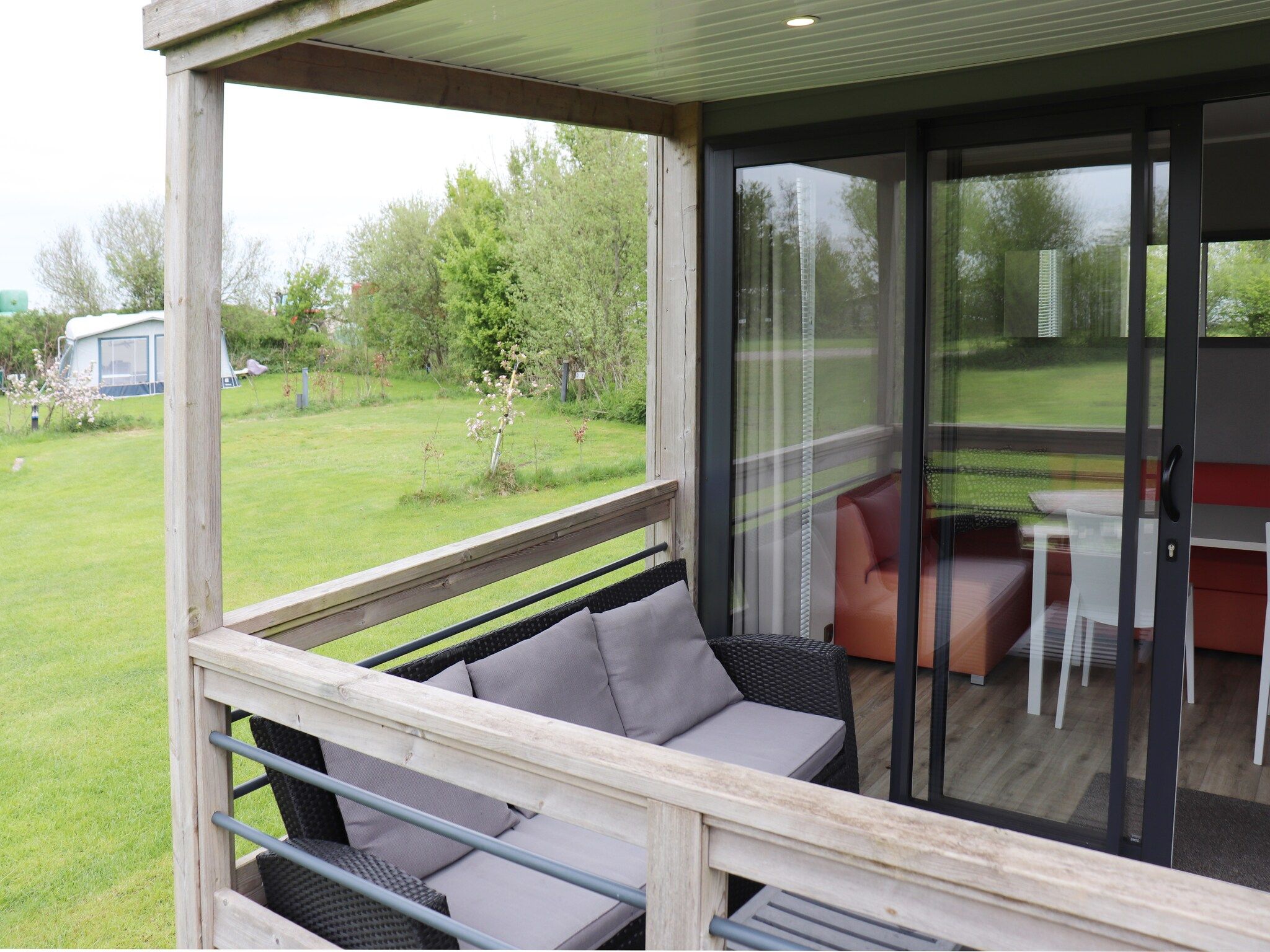 Het terras van Terraslodge 2 in Heeg