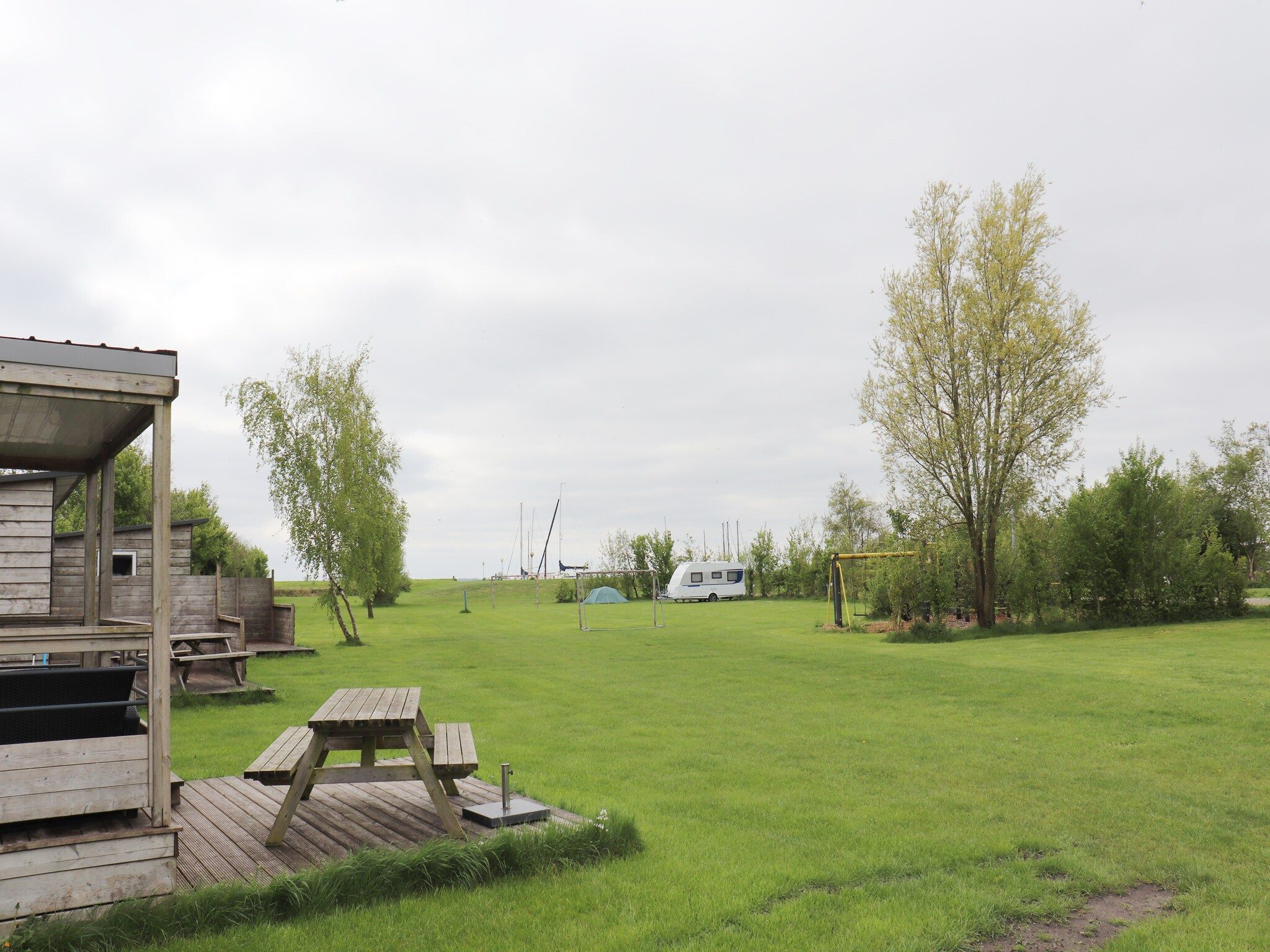 De tuin van Terraslodge 2 in Heeg
