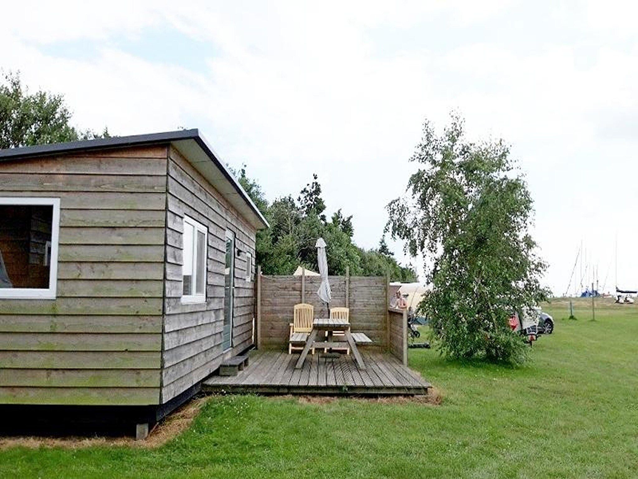 De buitenkant van Cosy cabin 1 in Heeg
