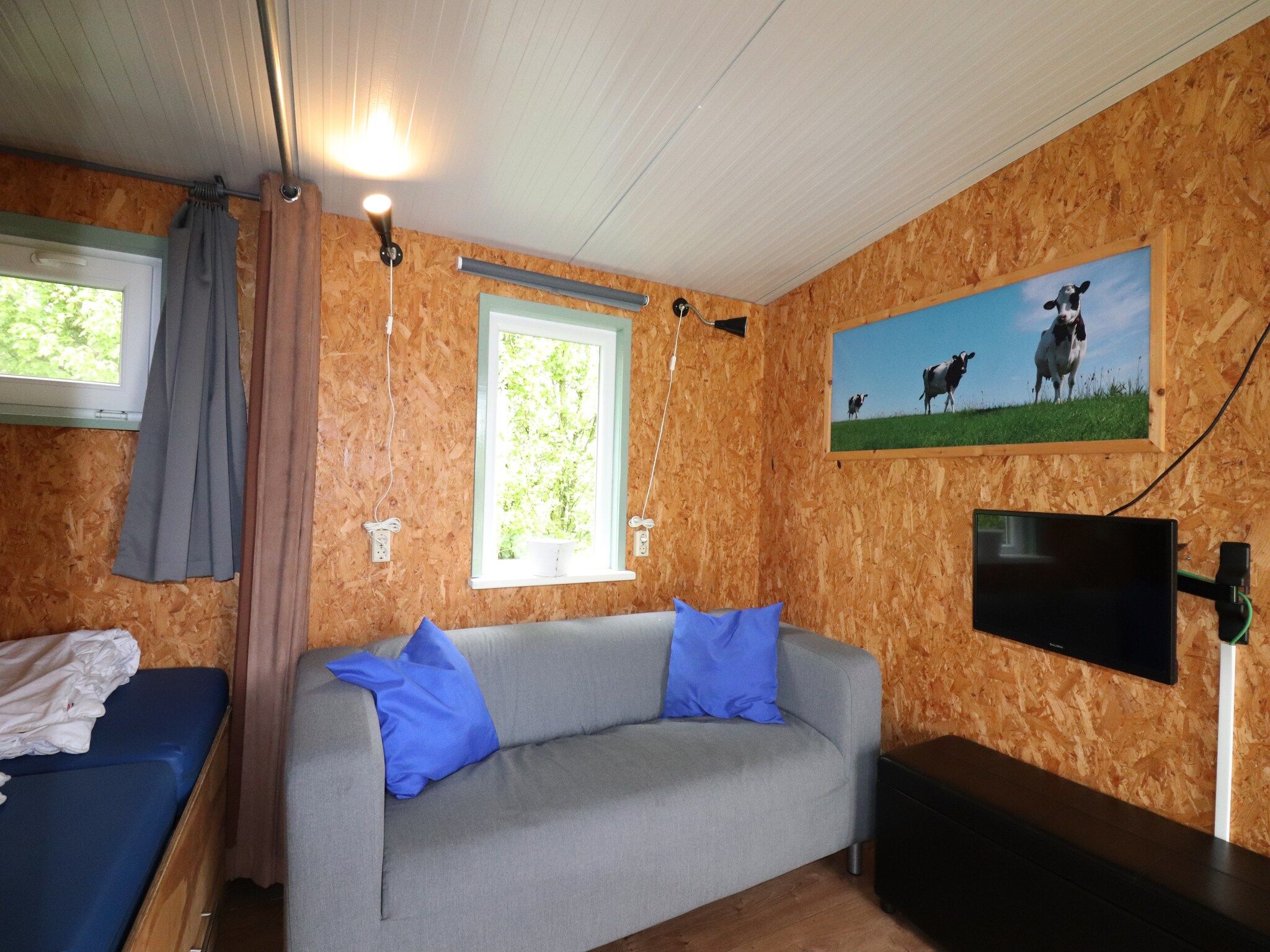 De woonkamer van Cosy cabin 1 in Heeg