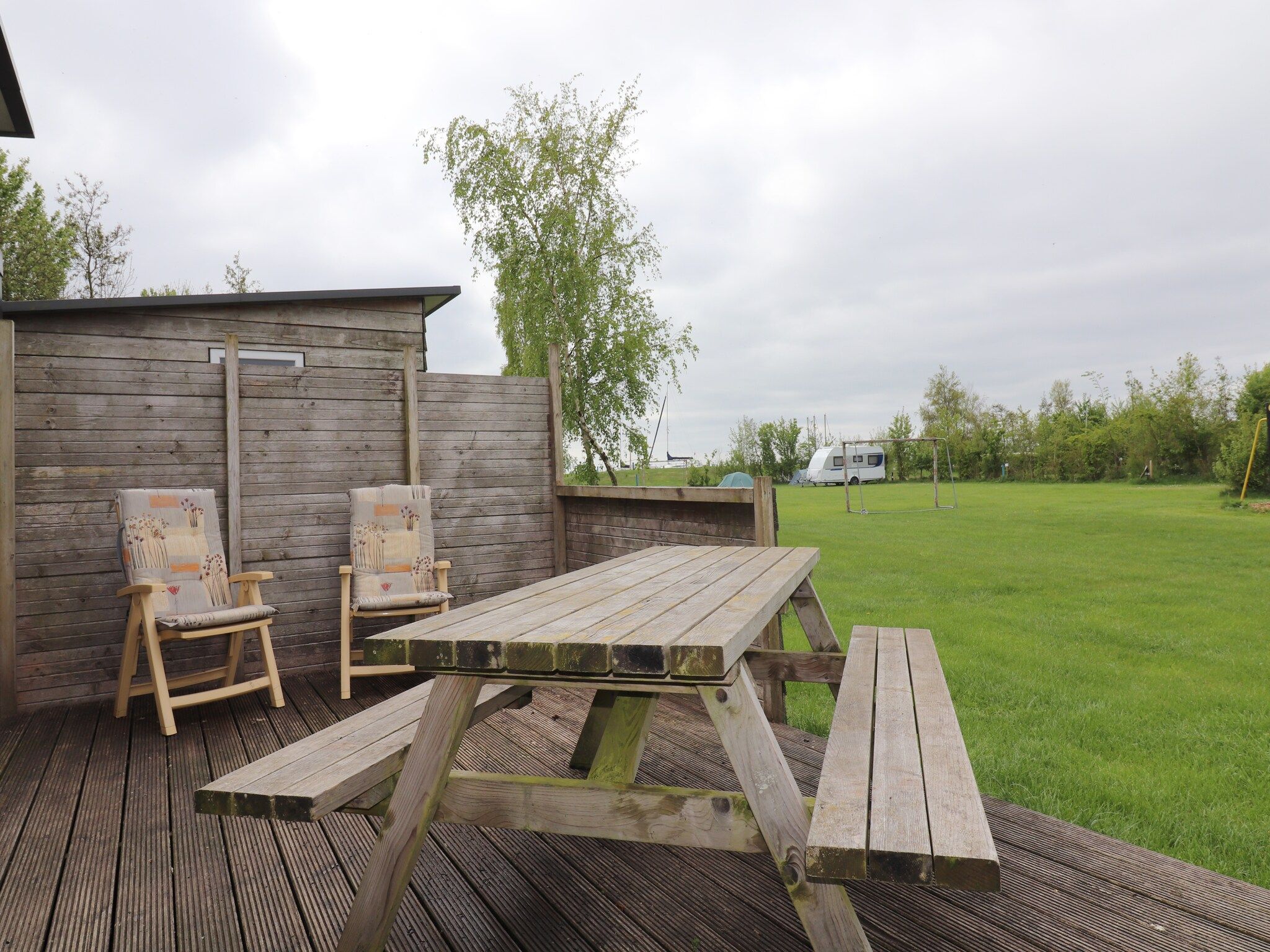 De buitenkant van Cosy cabin 1 in Heeg