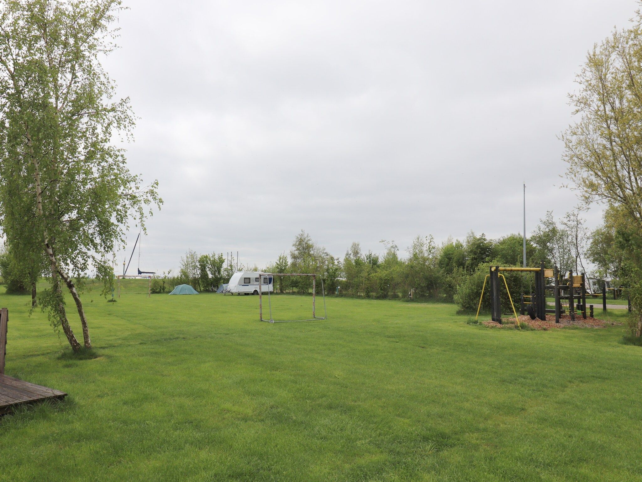 De tuin van Cosy cabin 2 in Heeg