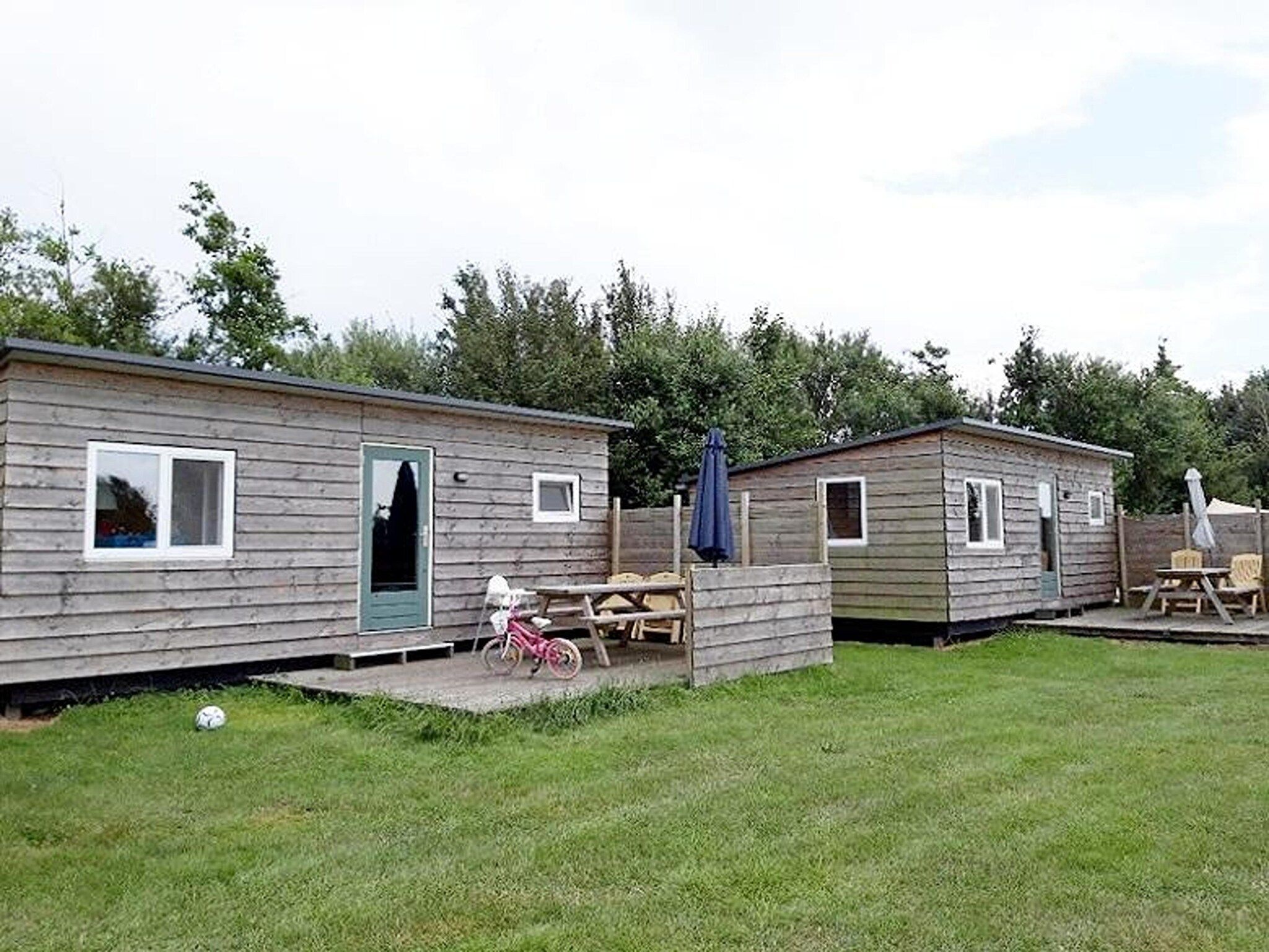 De buitenkant van Cosy cabin 2 in Heeg