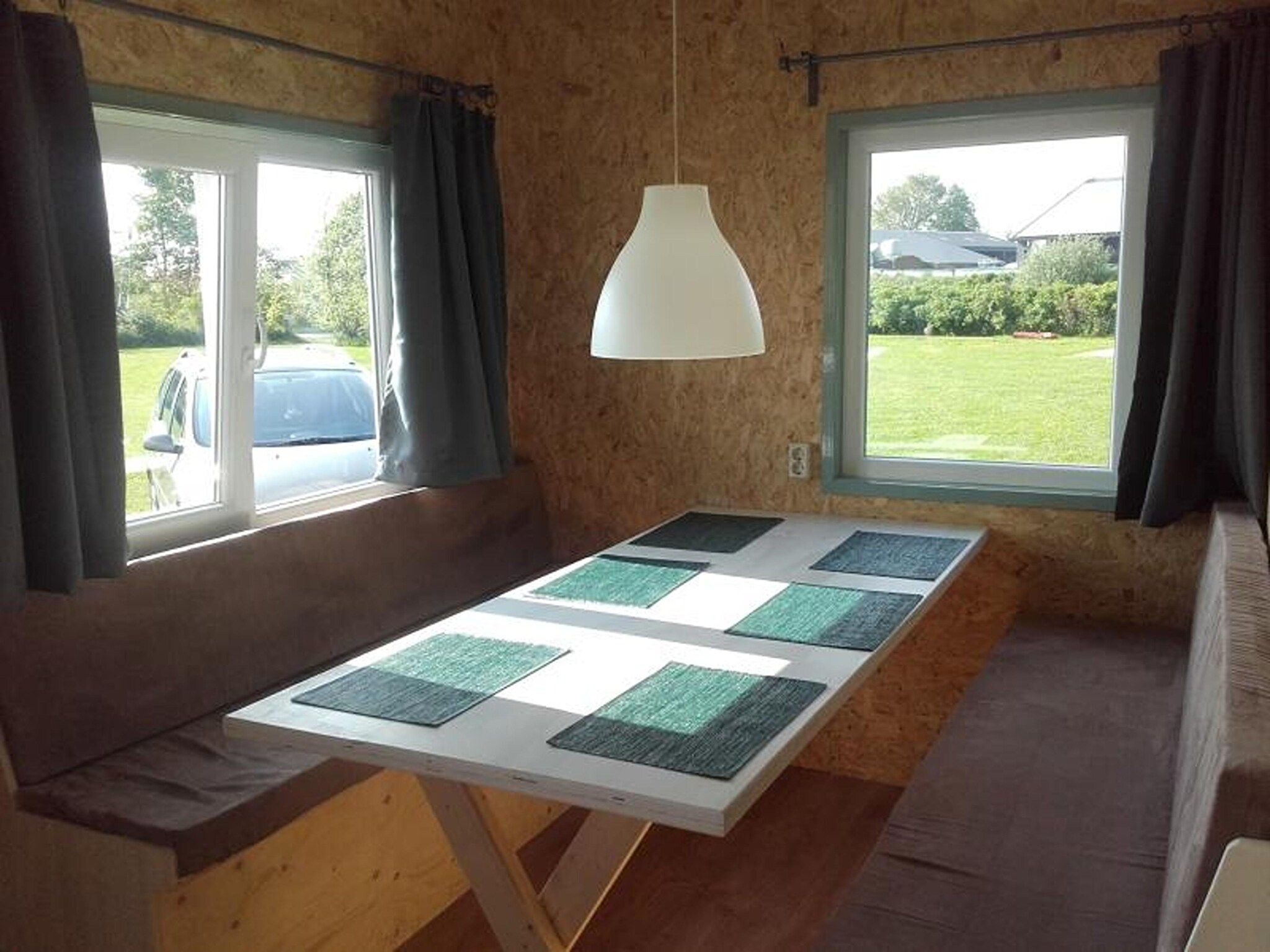 De eetkamer van Cosy cabin 2 in Heeg