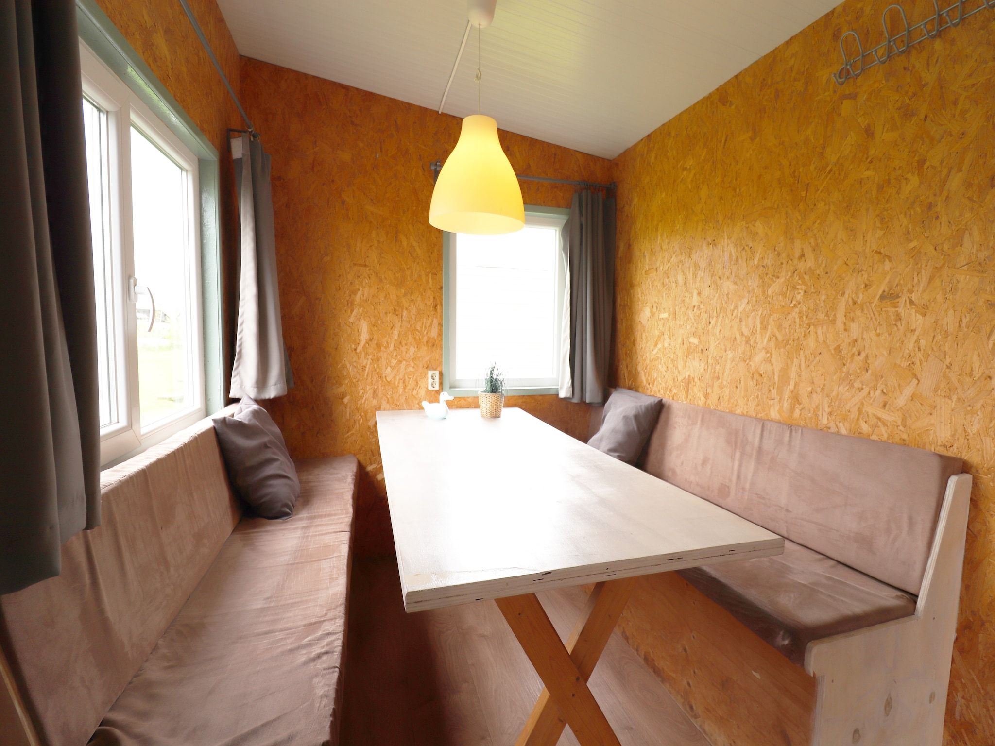 De eetkamer van Cosy cabin 2 in Heeg