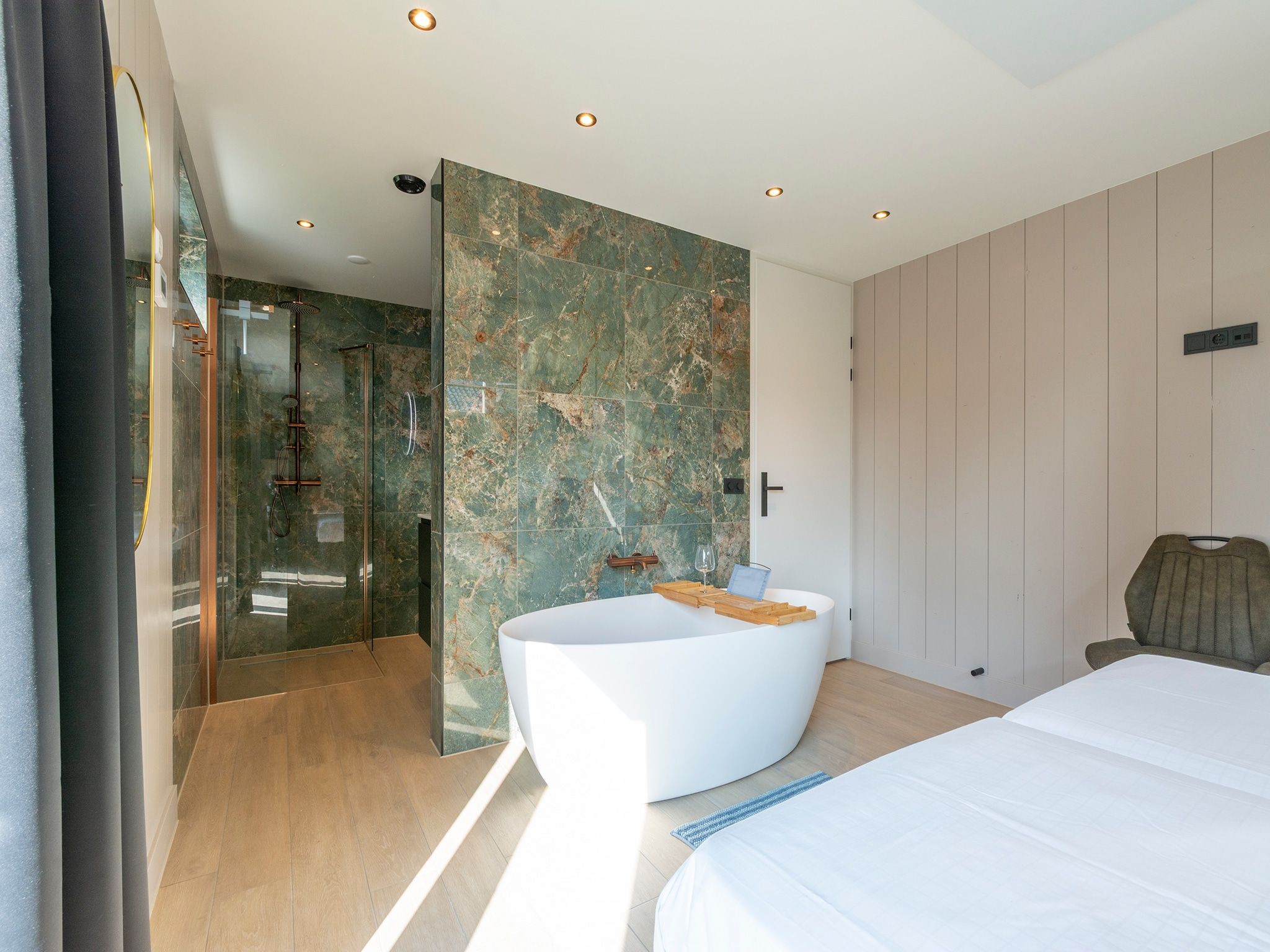 De badkamer van Wellness Villa Azure in Julianadorp