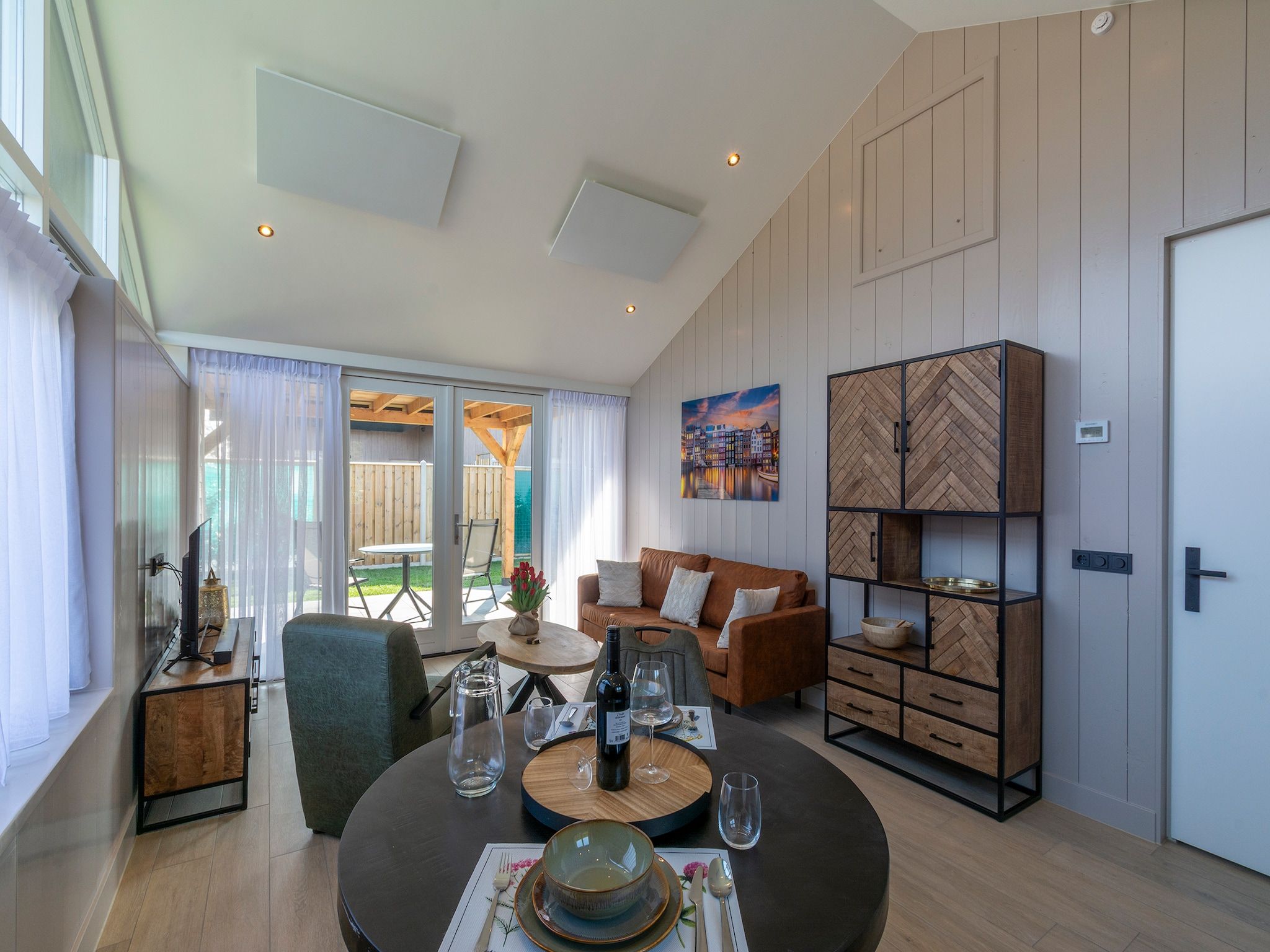 De woonkamer van Wellness Villa Azure in Julianadorp