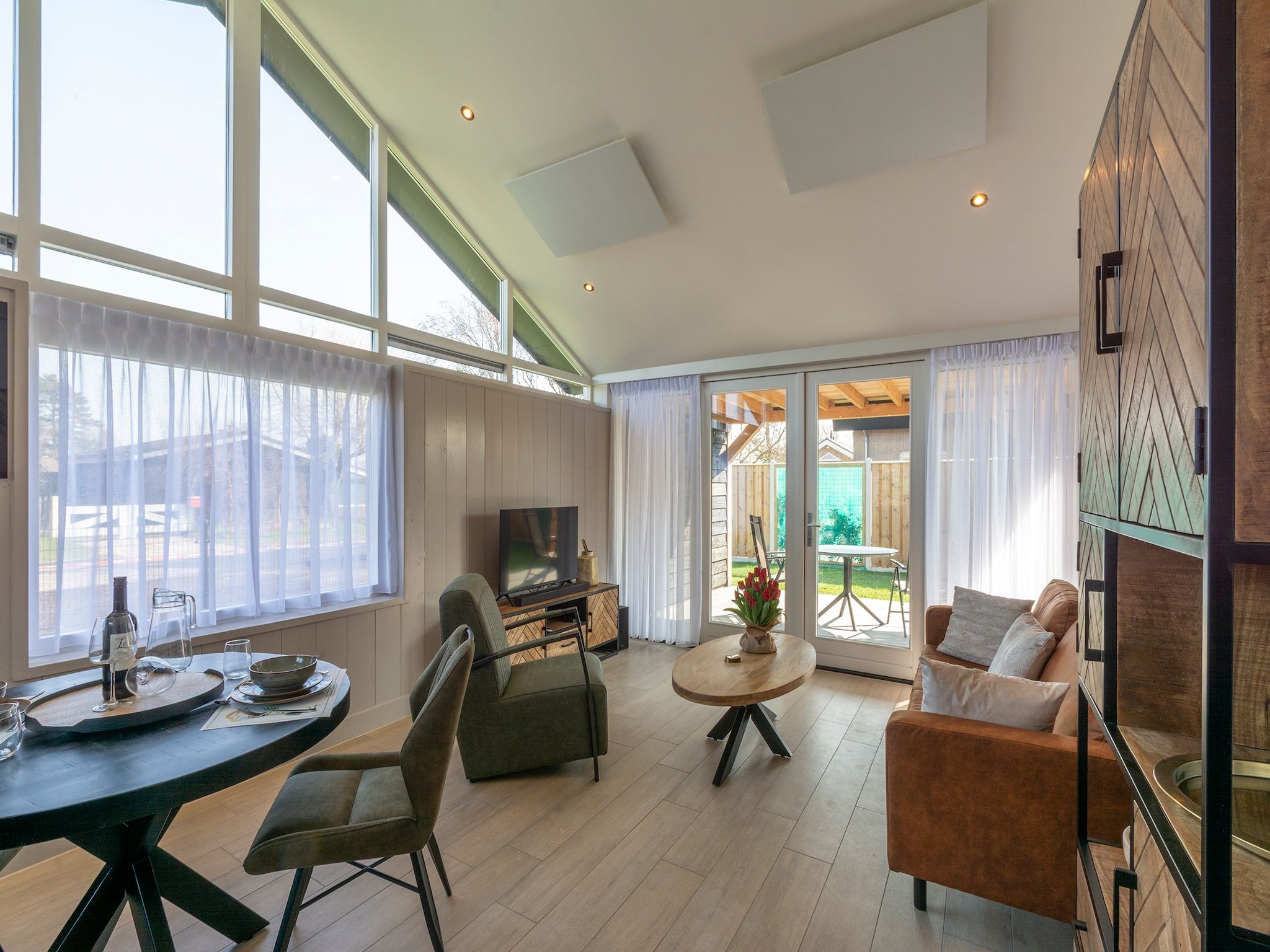De woonkamer van Wellness Villa Azure in Julianadorp