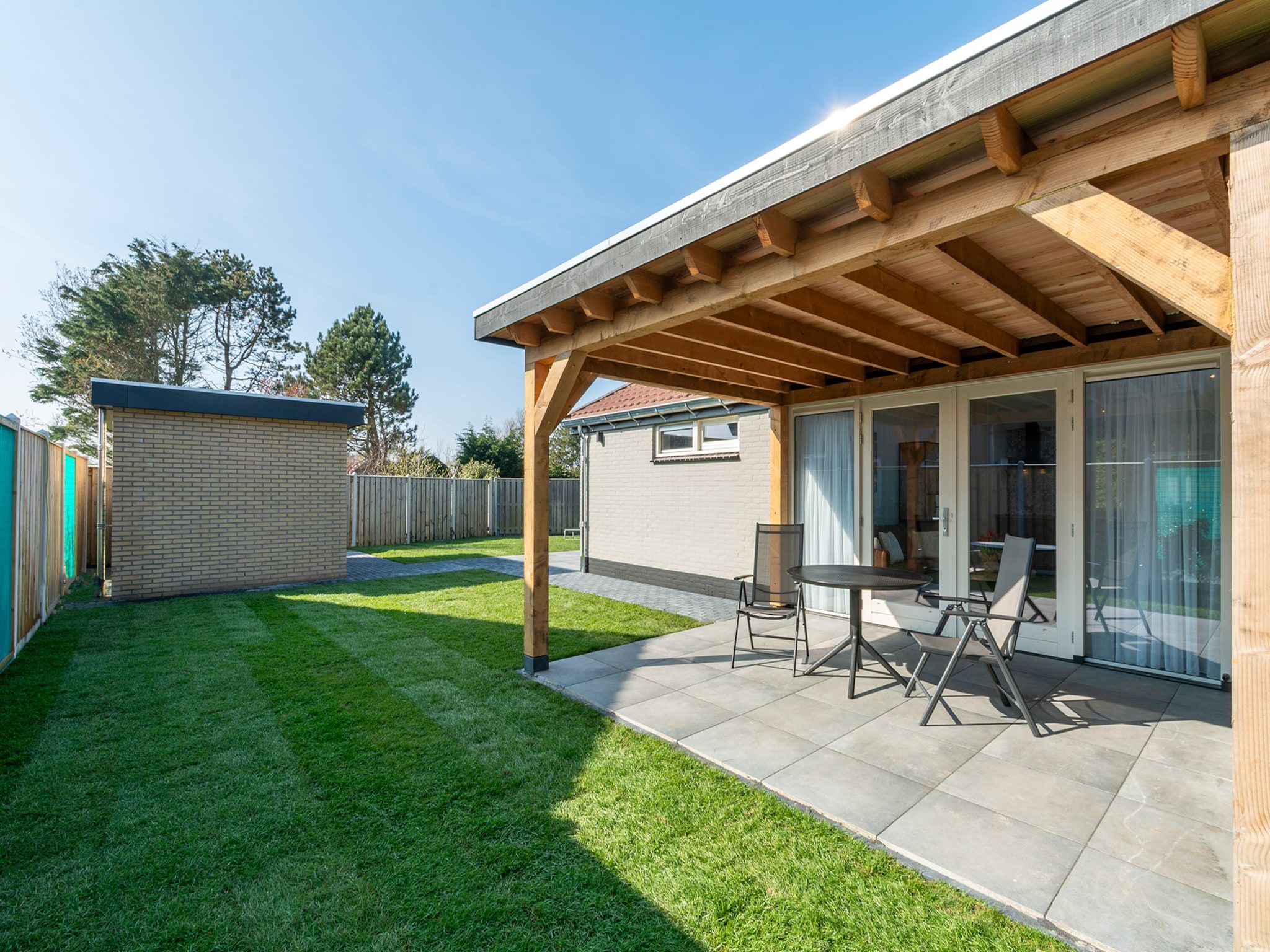 De tuin van Wellness Villa Azure in Julianadorp