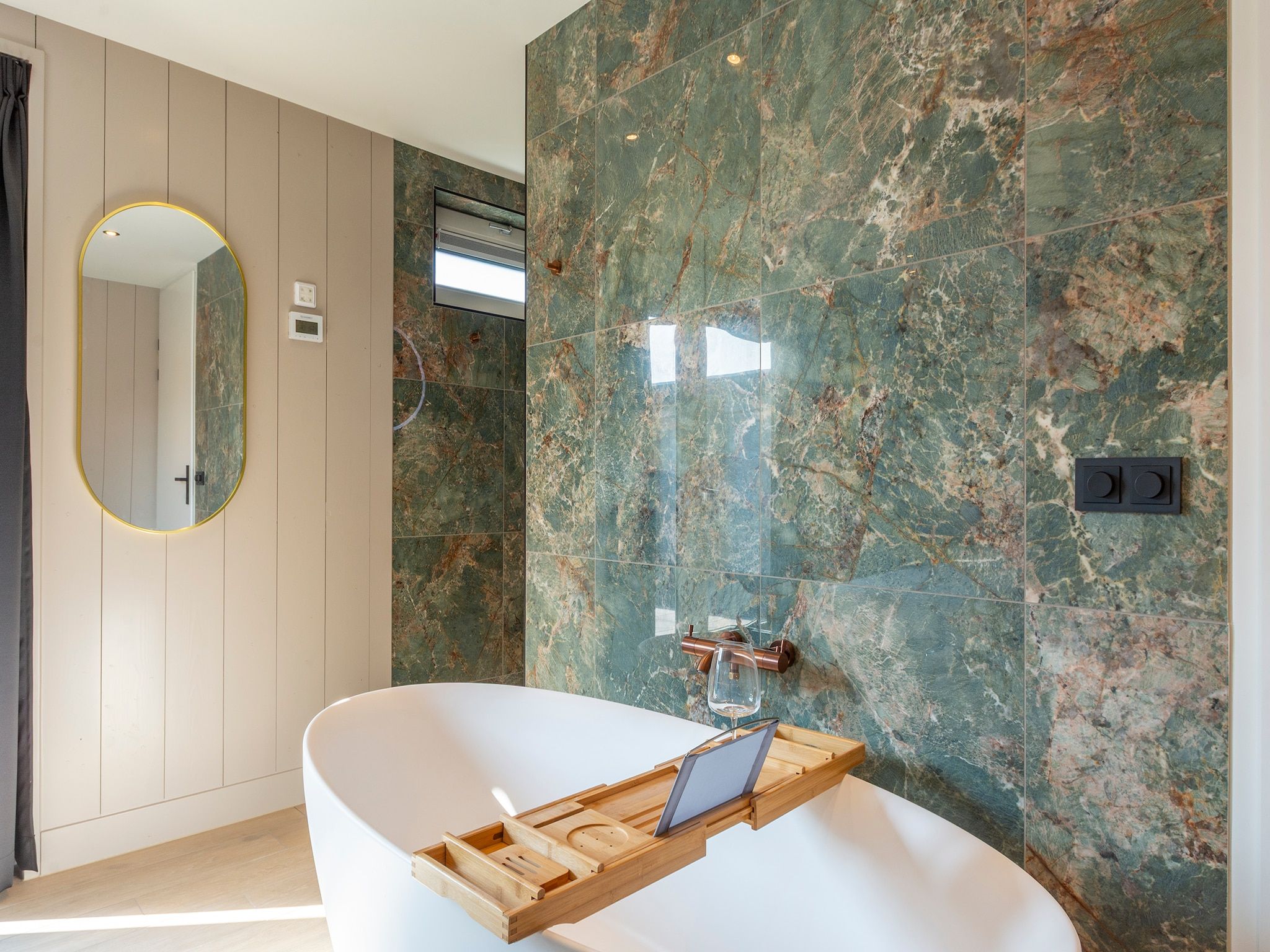 De badkamer van Wellness Villa Azure in Julianadorp