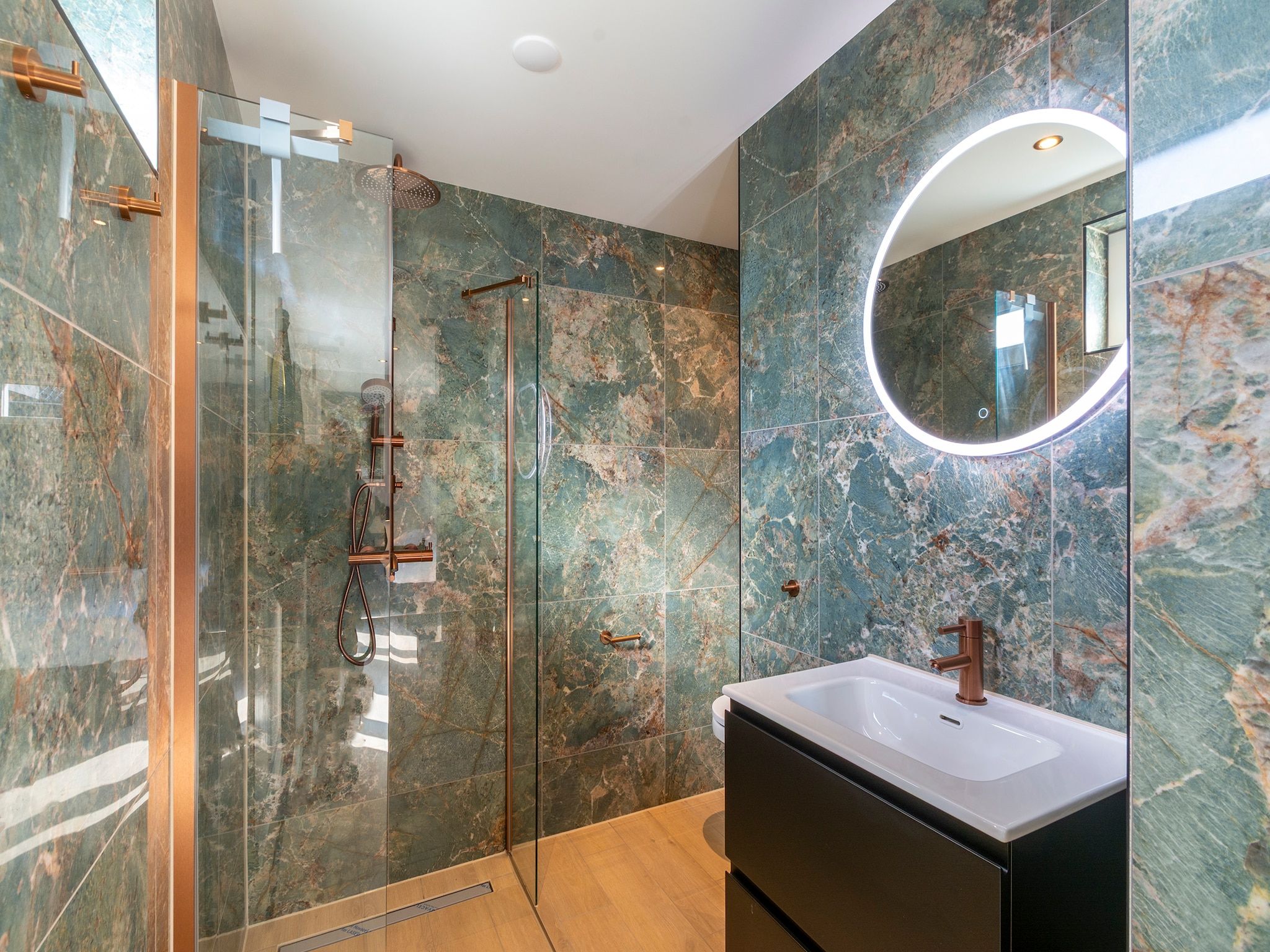 De badkamer van Wellness Villa Azure in Julianadorp
