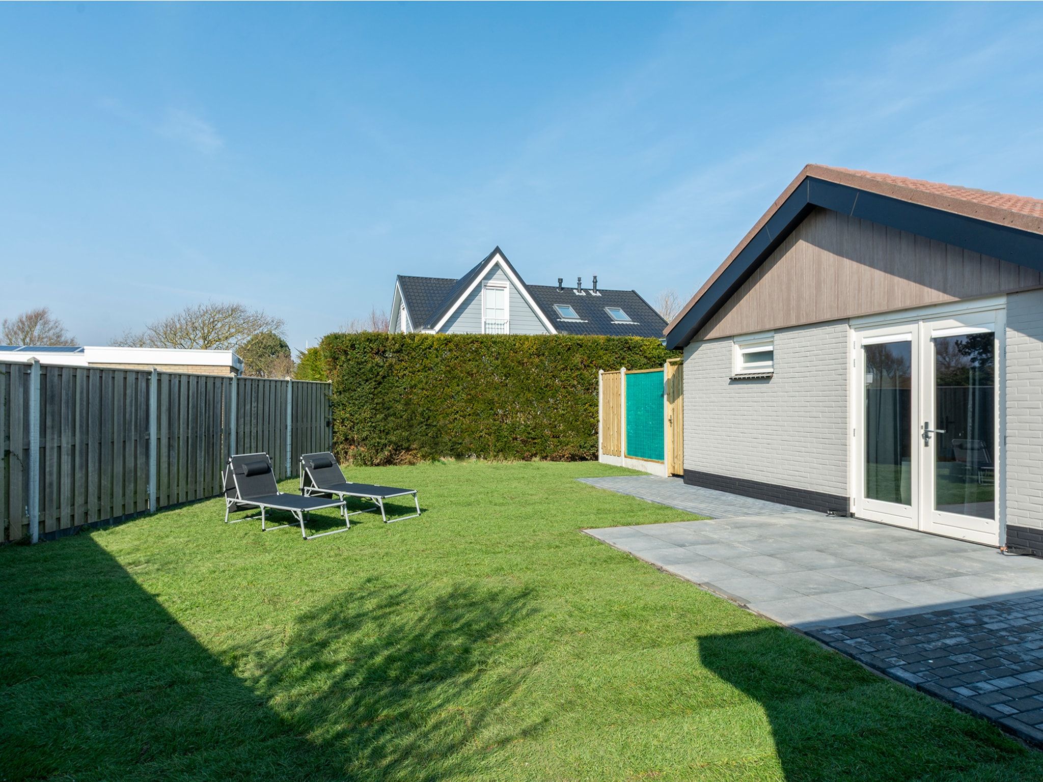 De tuin van Wellness Villa Azure in Julianadorp