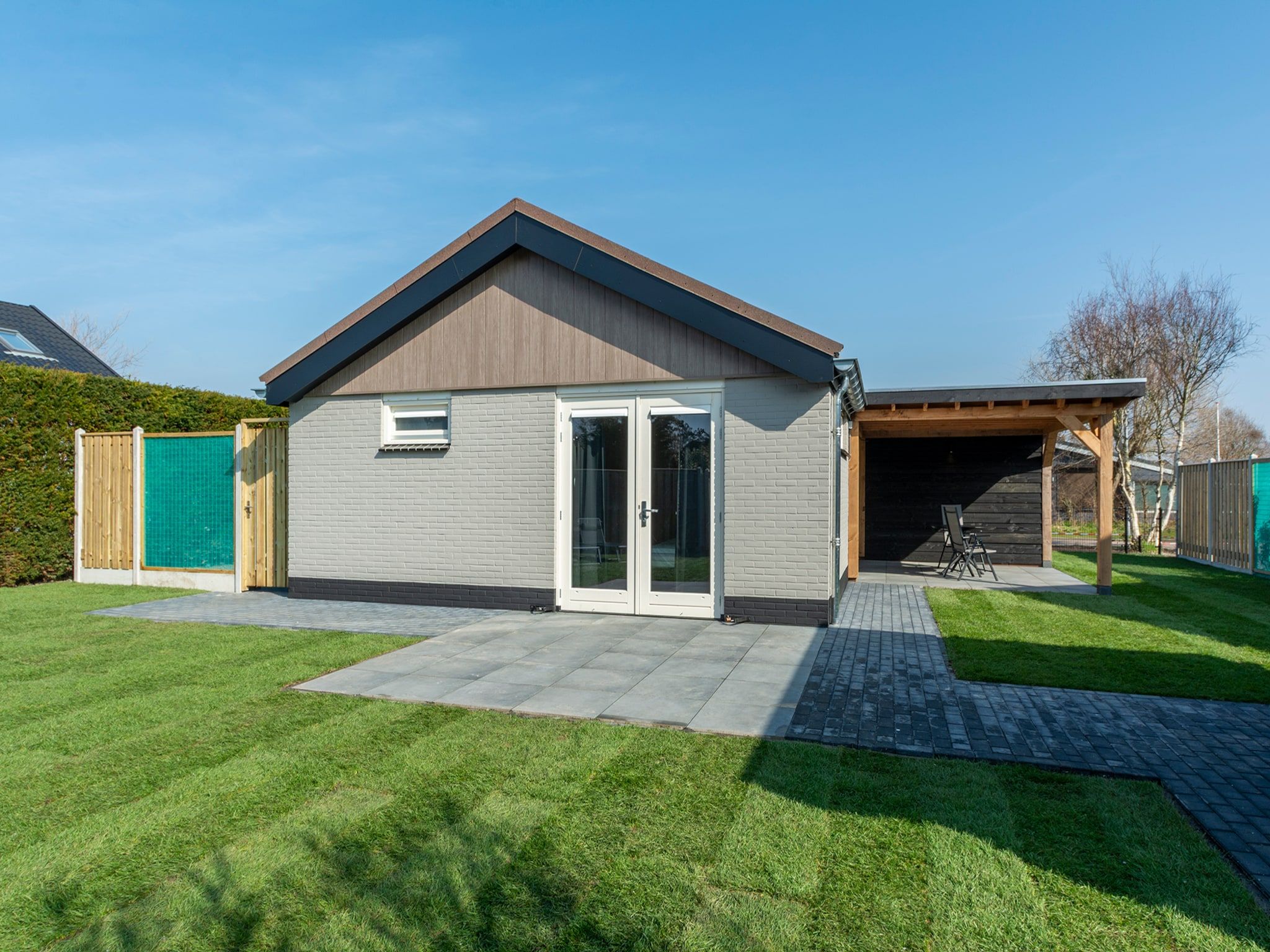 De buitenkant van Wellness Villa Azure in Julianadorp