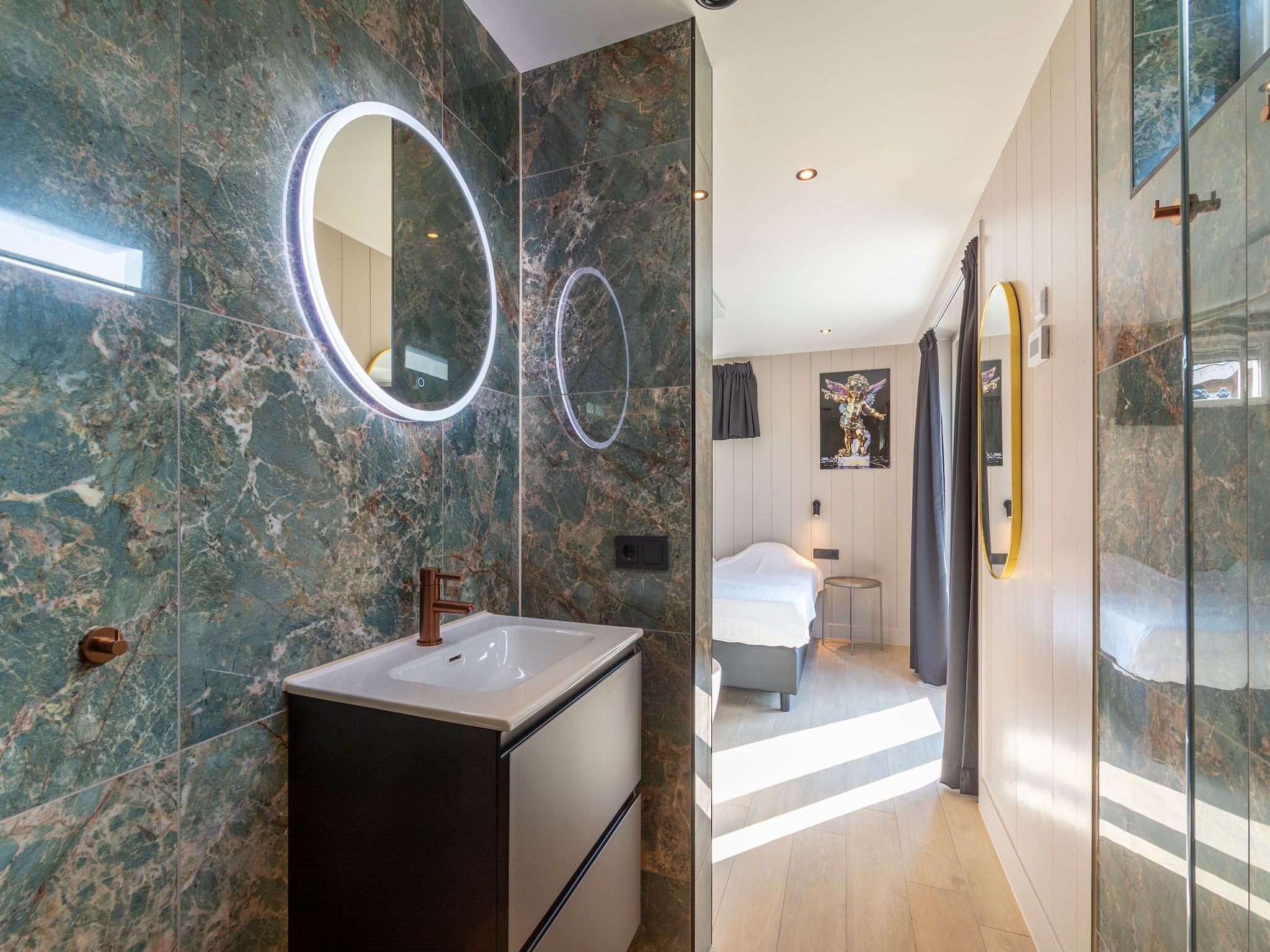 De badkamer van Wellness Villa Azure in Julianadorp