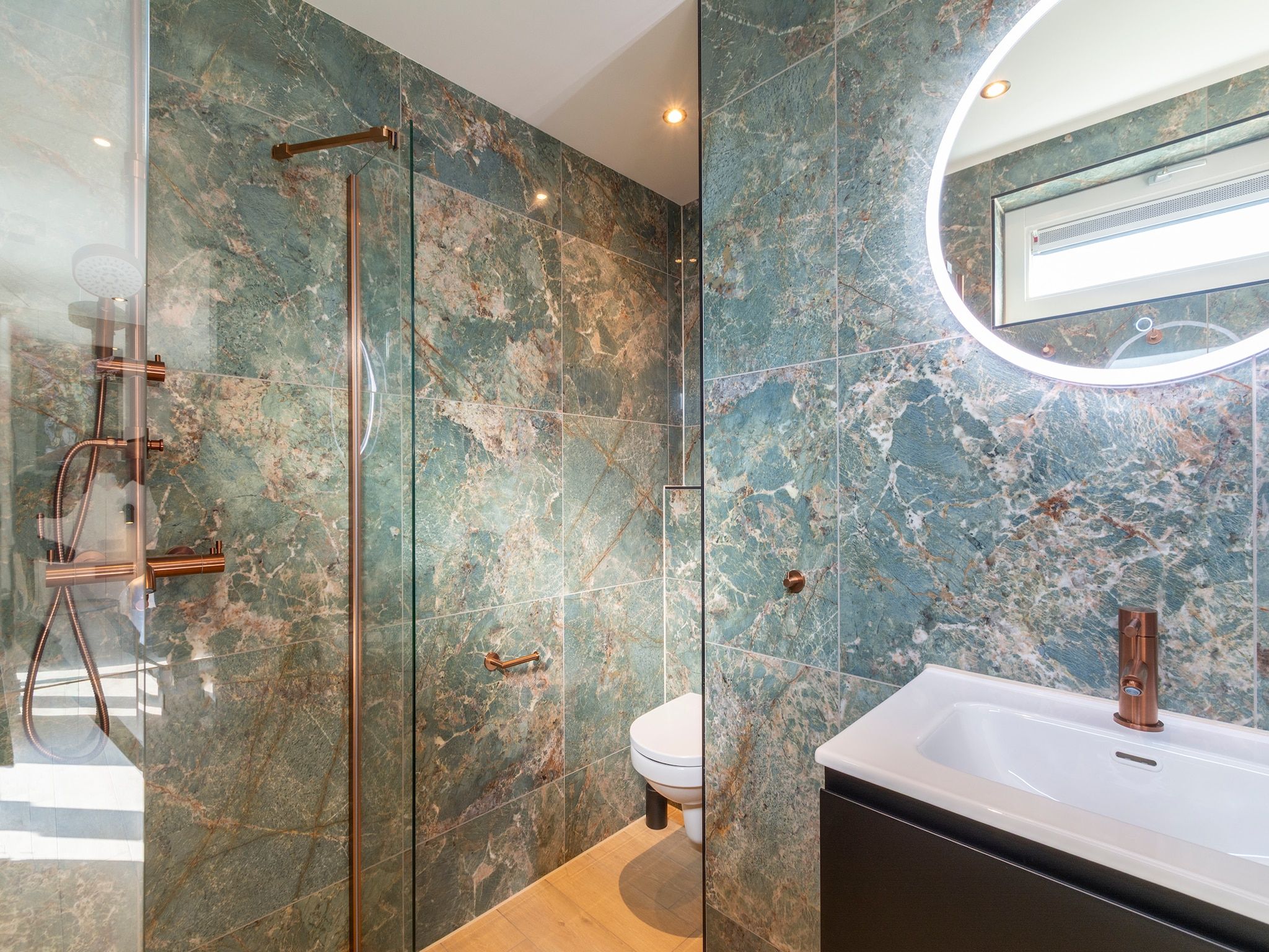 De badkamer van Wellness Villa Azure in Julianadorp