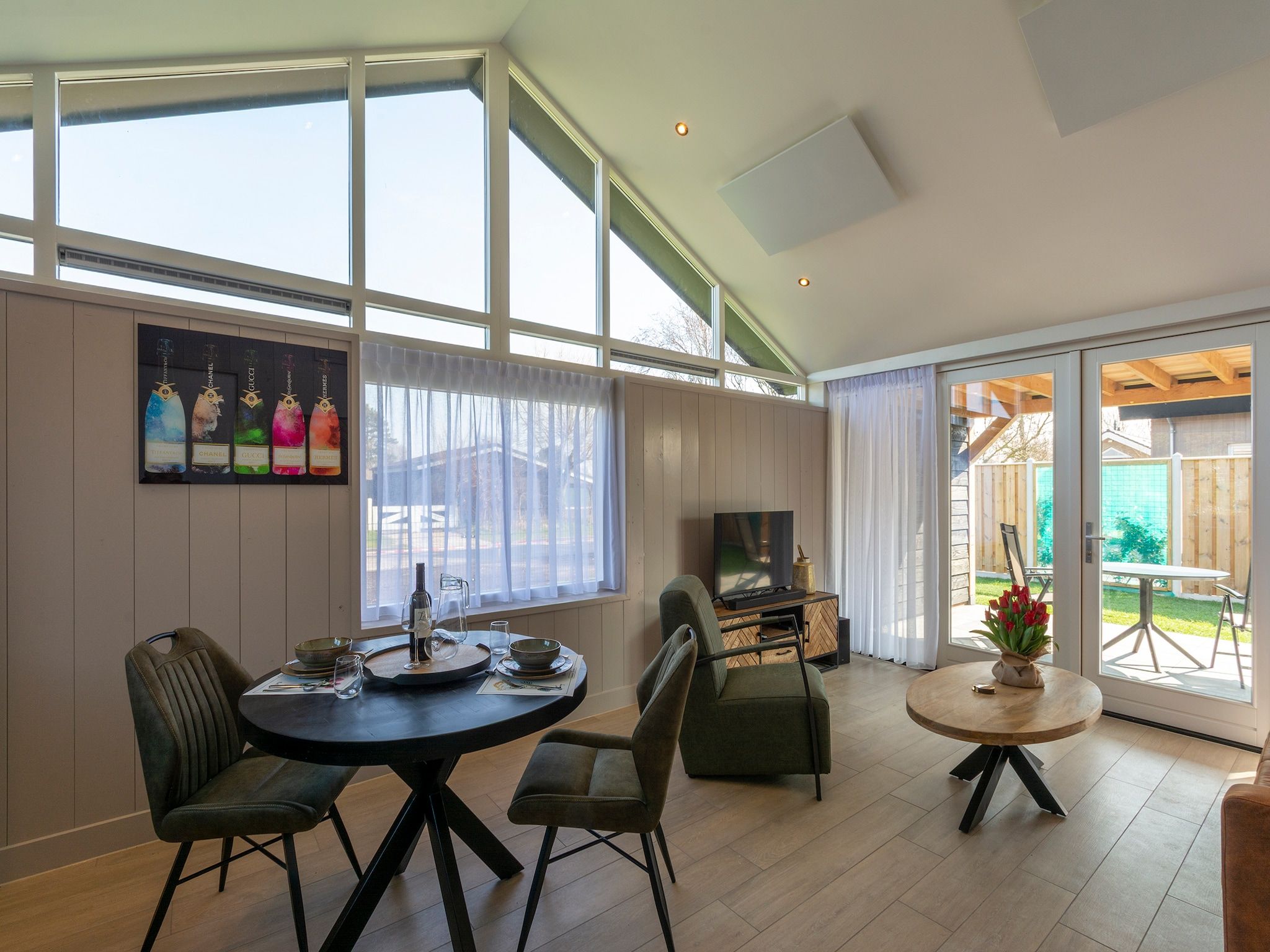 De woonkamer van Wellness Villa Azure in Julianadorp