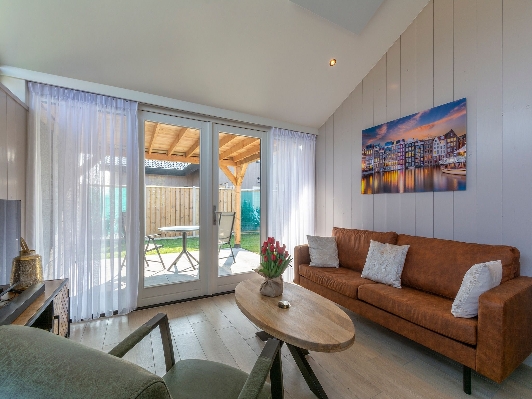 De woonkamer van Wellness Villa Azure in Julianadorp