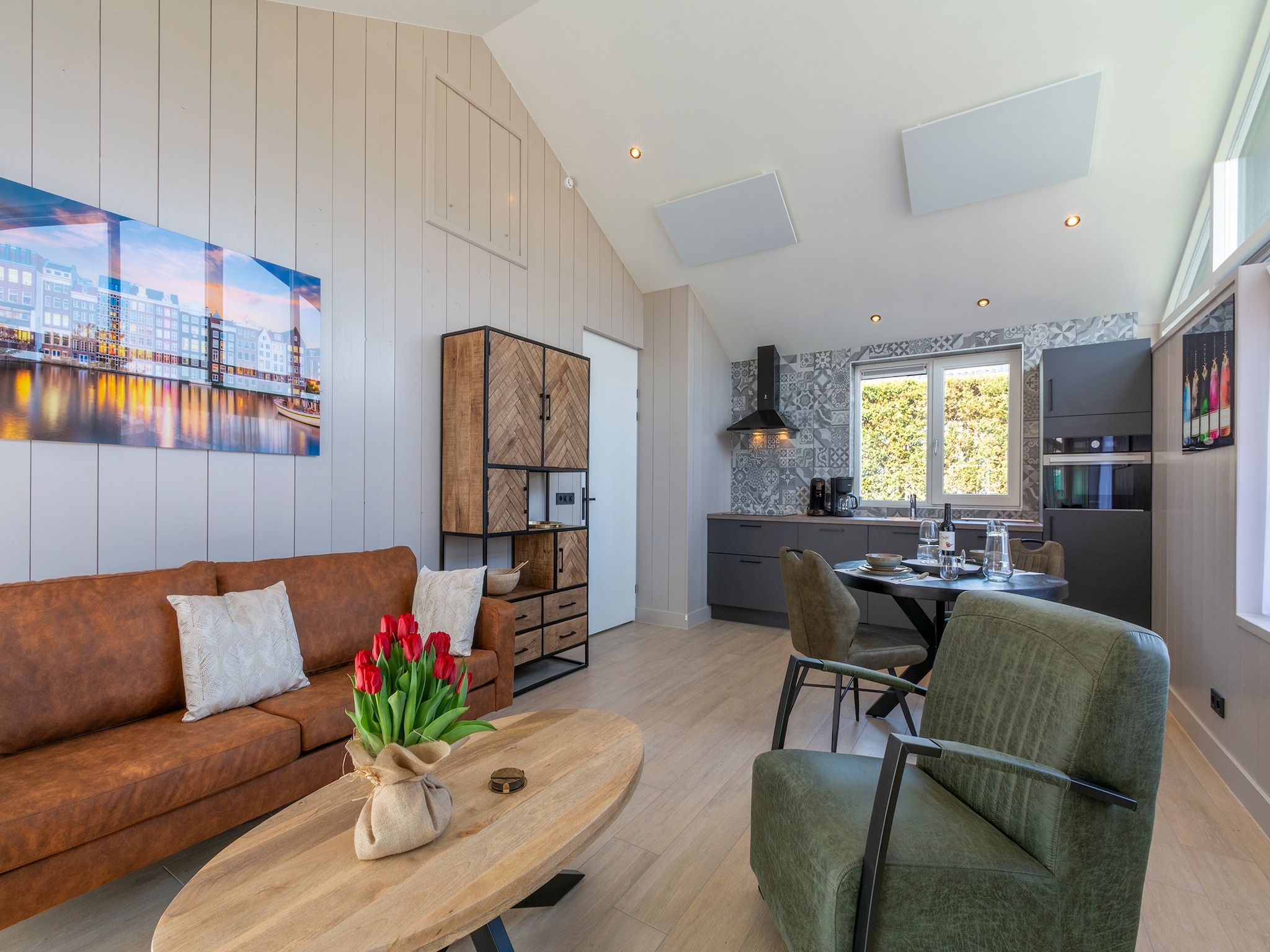 De woonkamer van Wellness Villa Azure in Julianadorp