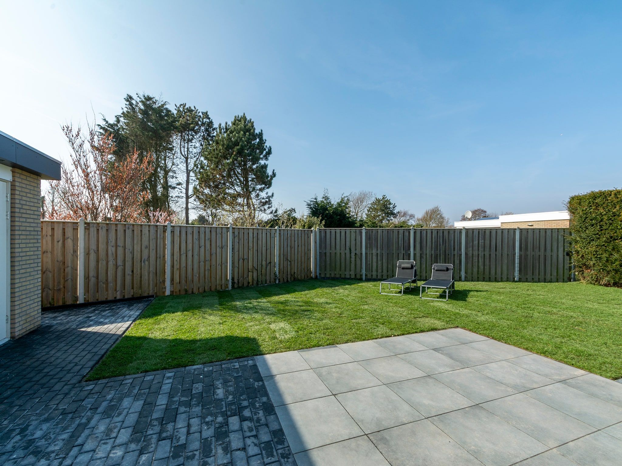 De tuin van Wellness Villa Azure in Julianadorp