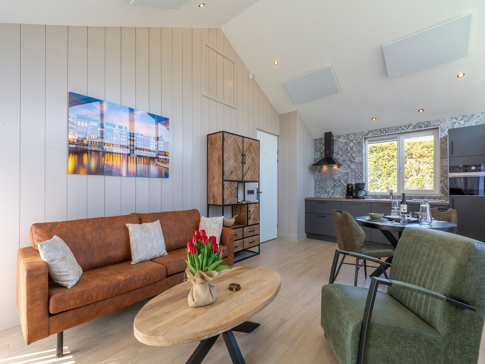 De woonkamer van Wellness Villa Azure in Julianadorp