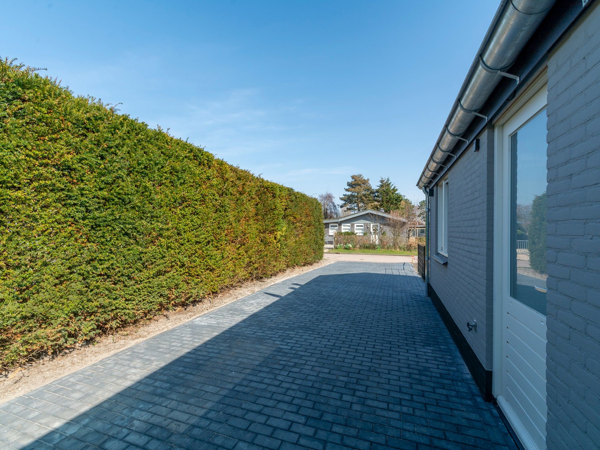 Het terras van Wellness Villa Azure in Julianadorp