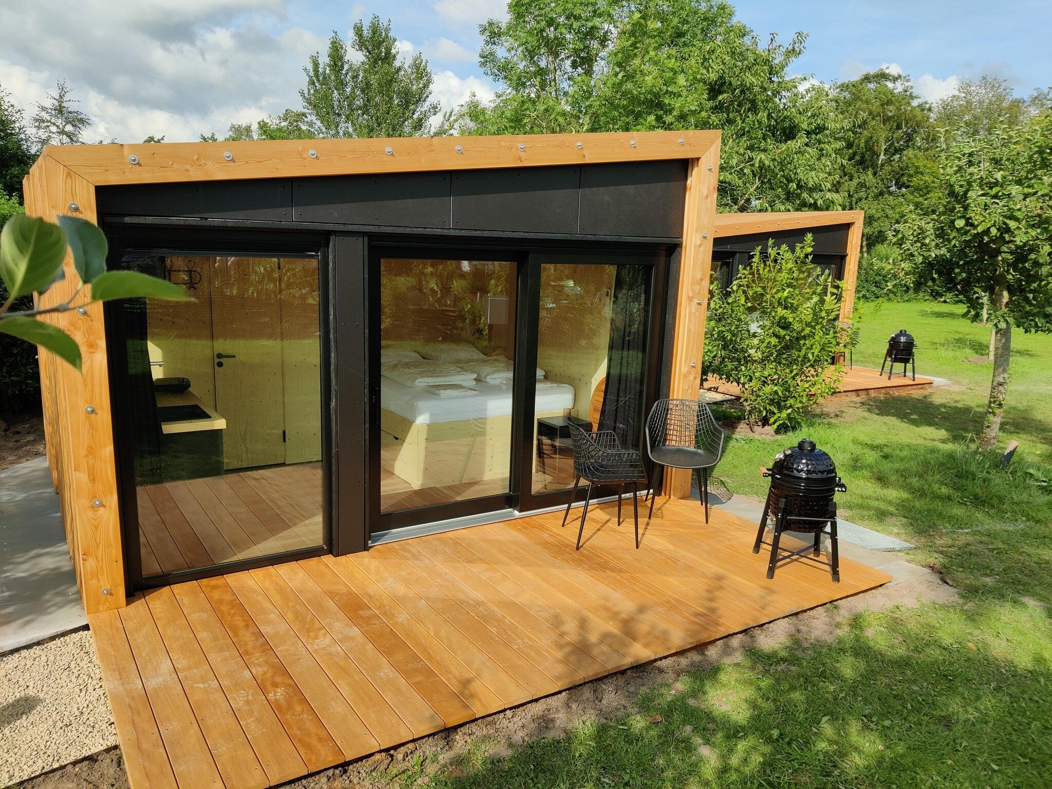 De buitenkant van Wetland Cabin 2 persoons (op Boetiekpark de Kas, Scherpenzeel, Friesland) in Scherpenzeel