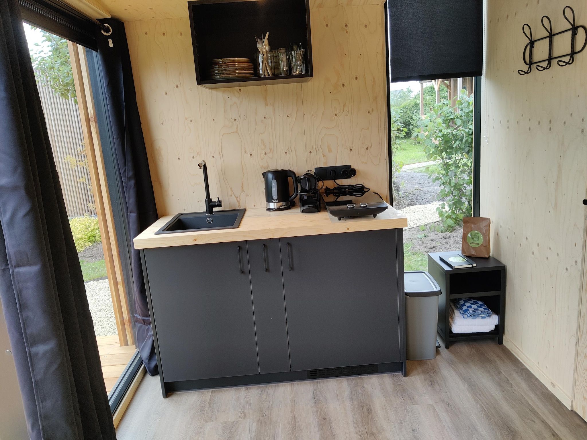 De keuken van Wetland Cabin 2 persoons (op Boetiekpark de Kas, Scherpenzeel, Friesland) in Scherpenzeel