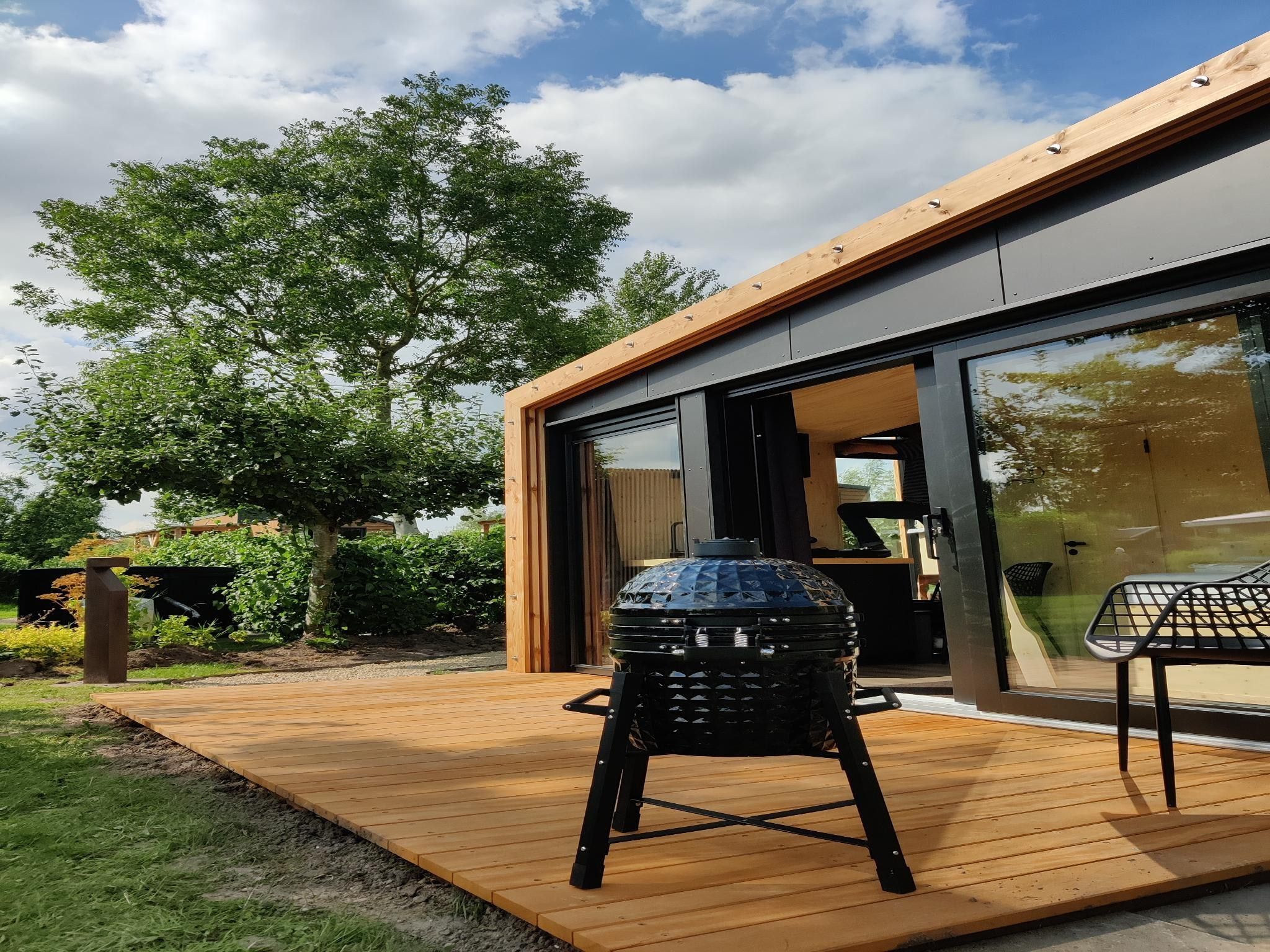 Het terras van Wetland Cabin 2 persoons (op Boetiekpark de Kas, Scherpenzeel, Friesland) in Scherpenzeel