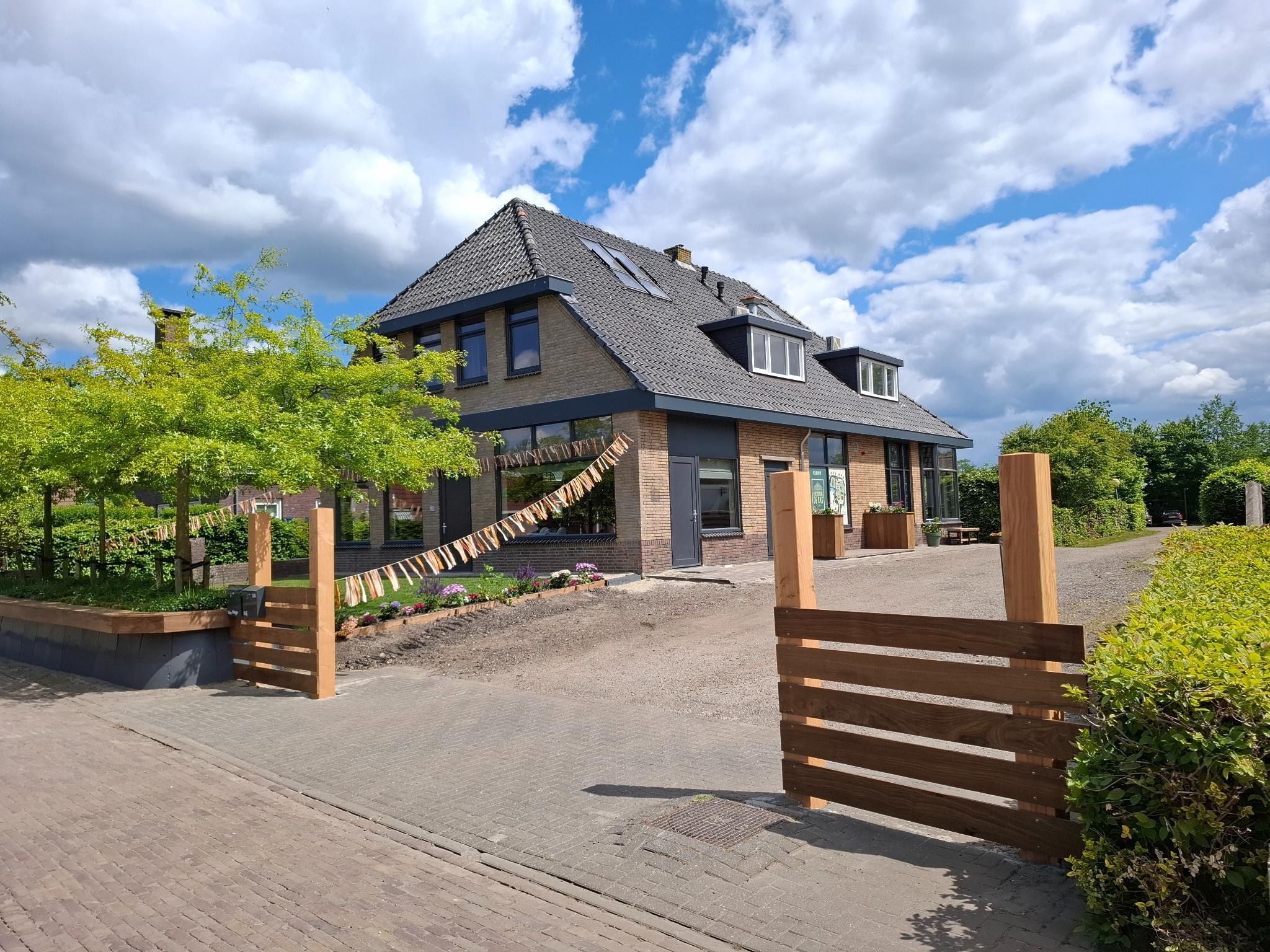 De buitenkant van Groepsaccommodatie voor 20 personen + 5 Tiny Greenhouses voor 2 tot 4 personen in Scherpenzeel (FR)