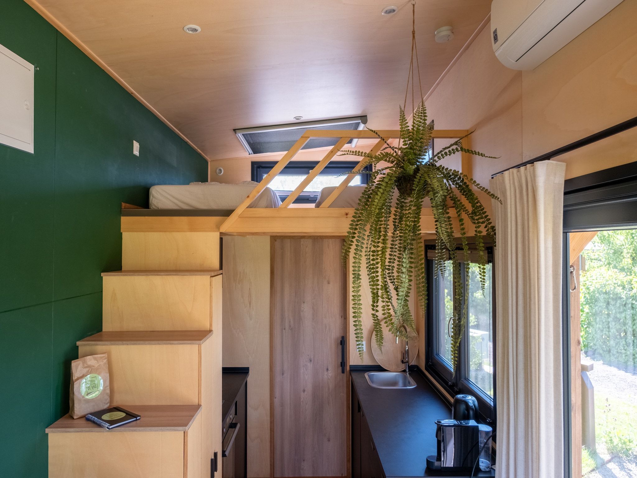 Een slaapkamer van Groepsaccommodatie voor 20 personen + 5 Tiny Greenhouses voor 2 tot 4 personen in Scherpenzeel (FR)