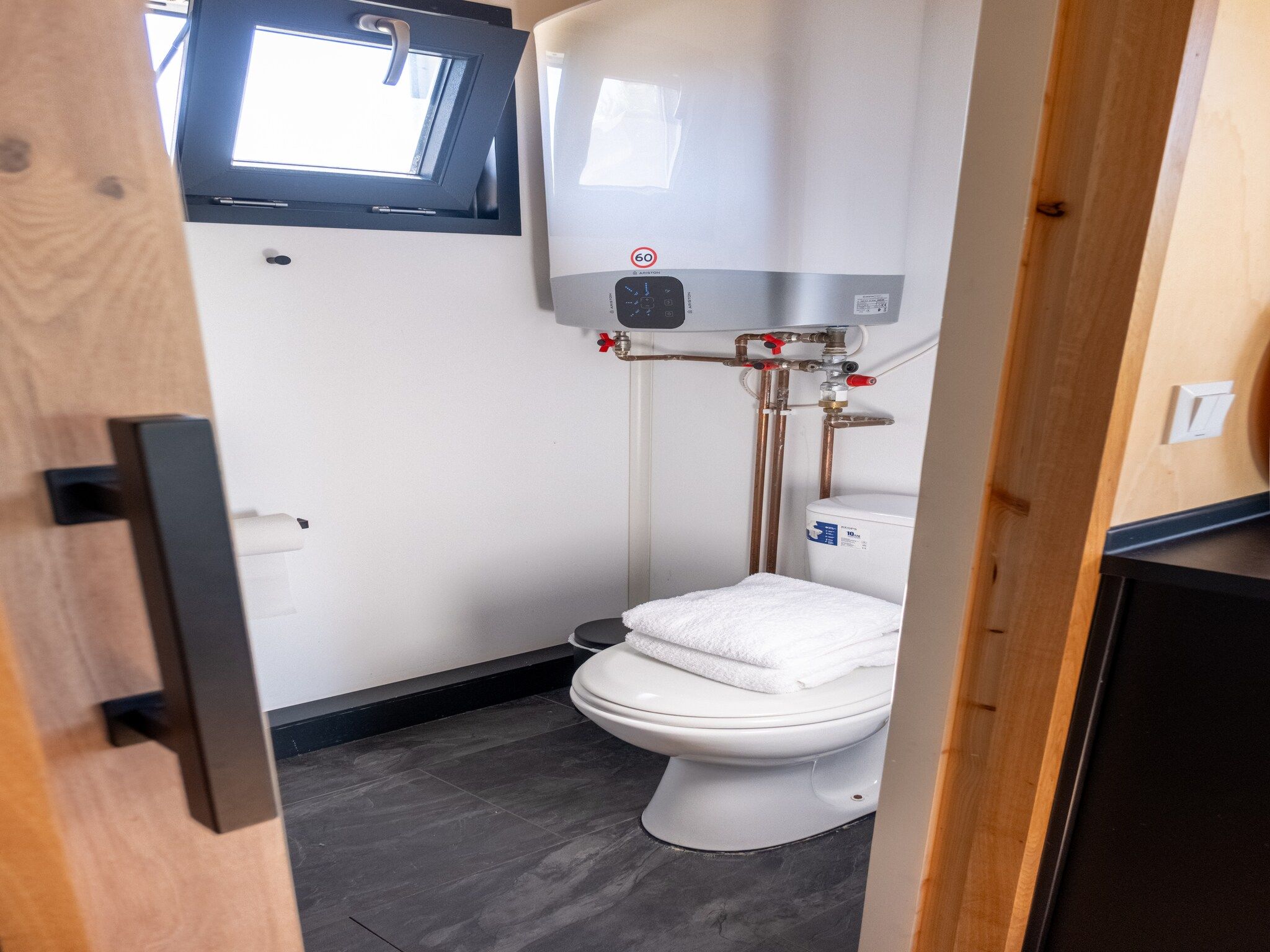 De badkamer van Groepsaccommodatie voor 20 personen + 5 Tiny Greenhouses voor 2 tot 4 personen in Scherpenzeel (FR)