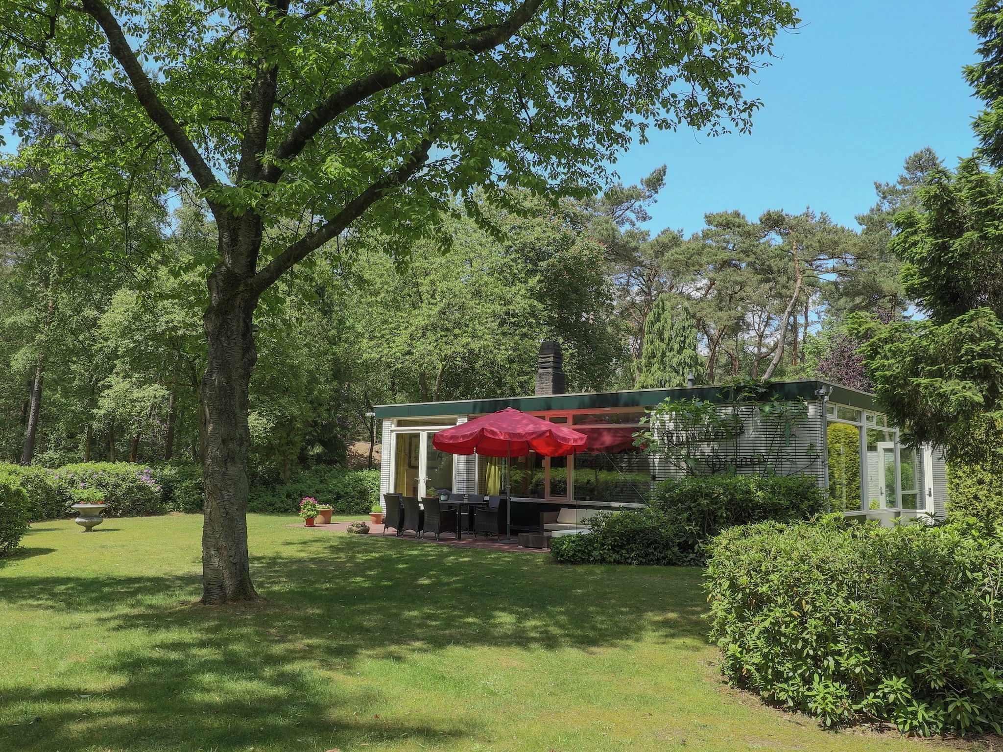 De buitenkant van Ruischende Dennen in Huybergen
